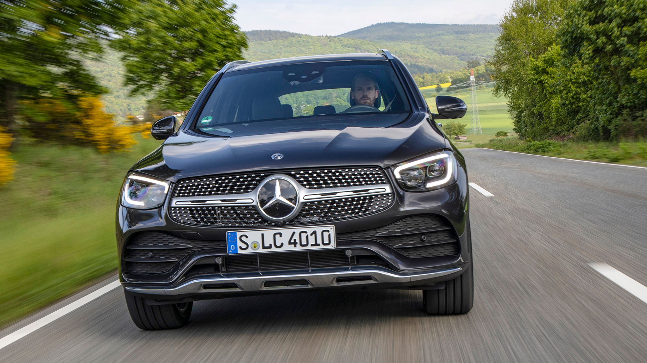 Mercedes-Benz GLC er opdateret med en ny front, mere udstyr og nye motorer. Der er tale om en ret stor SUV med plads til fem og masser af bagage. Bilen må trække op til 2,5 tons.