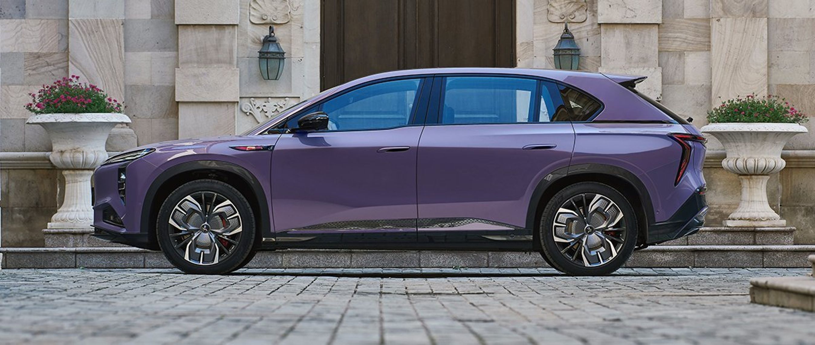 Lilla Hongqi EHS7 i profil.