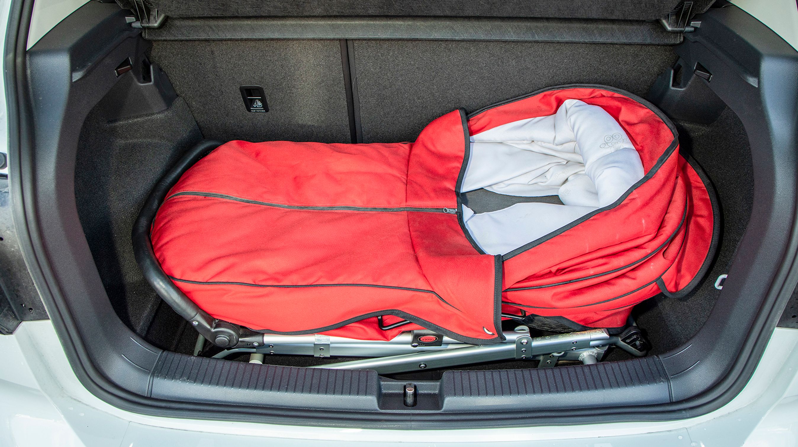 Der er fin plads til en barnevogn. Ved behov kan bagsædet køres 14 cm frem.