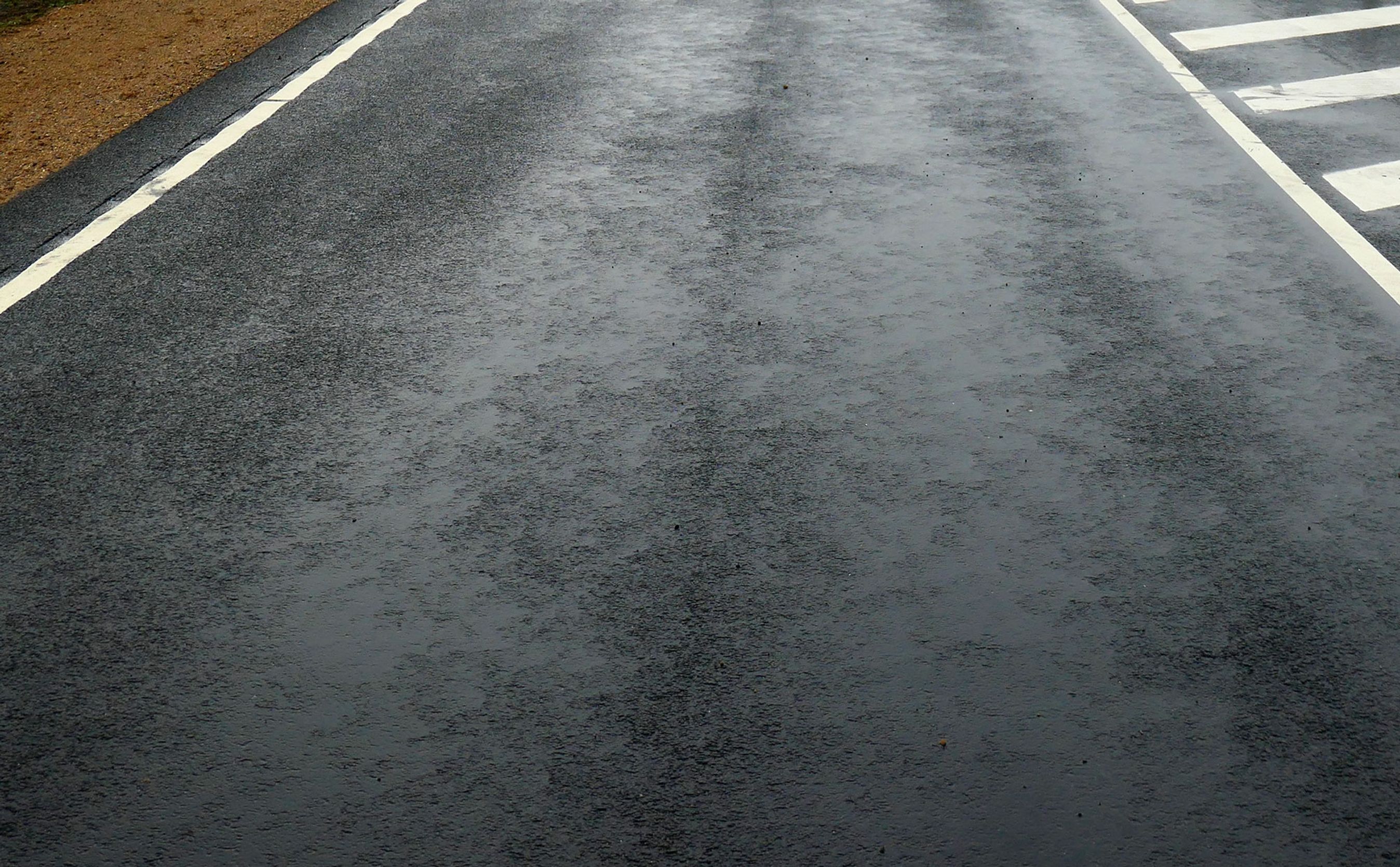 Vejen har grøn asfalt. Den ser ganske vist sort ud, men der er udlagt klimavenlig asfalt, som dels mindsker rullemodstanden og dermed udleder bilerne mindre CO2, dels giver mindre støj til omgivelserne.