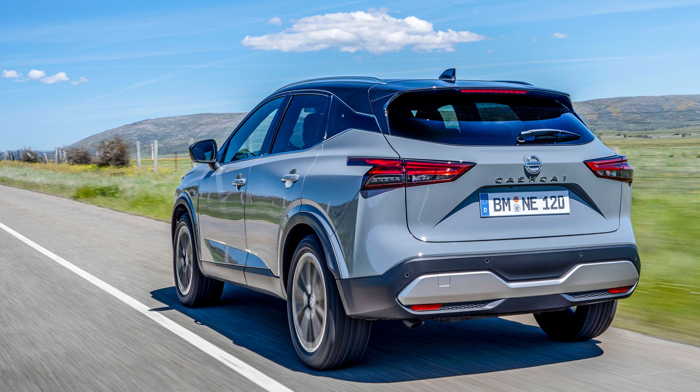 Qashqai har hjul på mellem 17 og 19 tommer som standard. Her ses en Tekna med 20-tommerfælge, som blot koster 3.300 kr. ekstra og giver lavere ejerafgift (!) og multilink-affjedring bagtil.