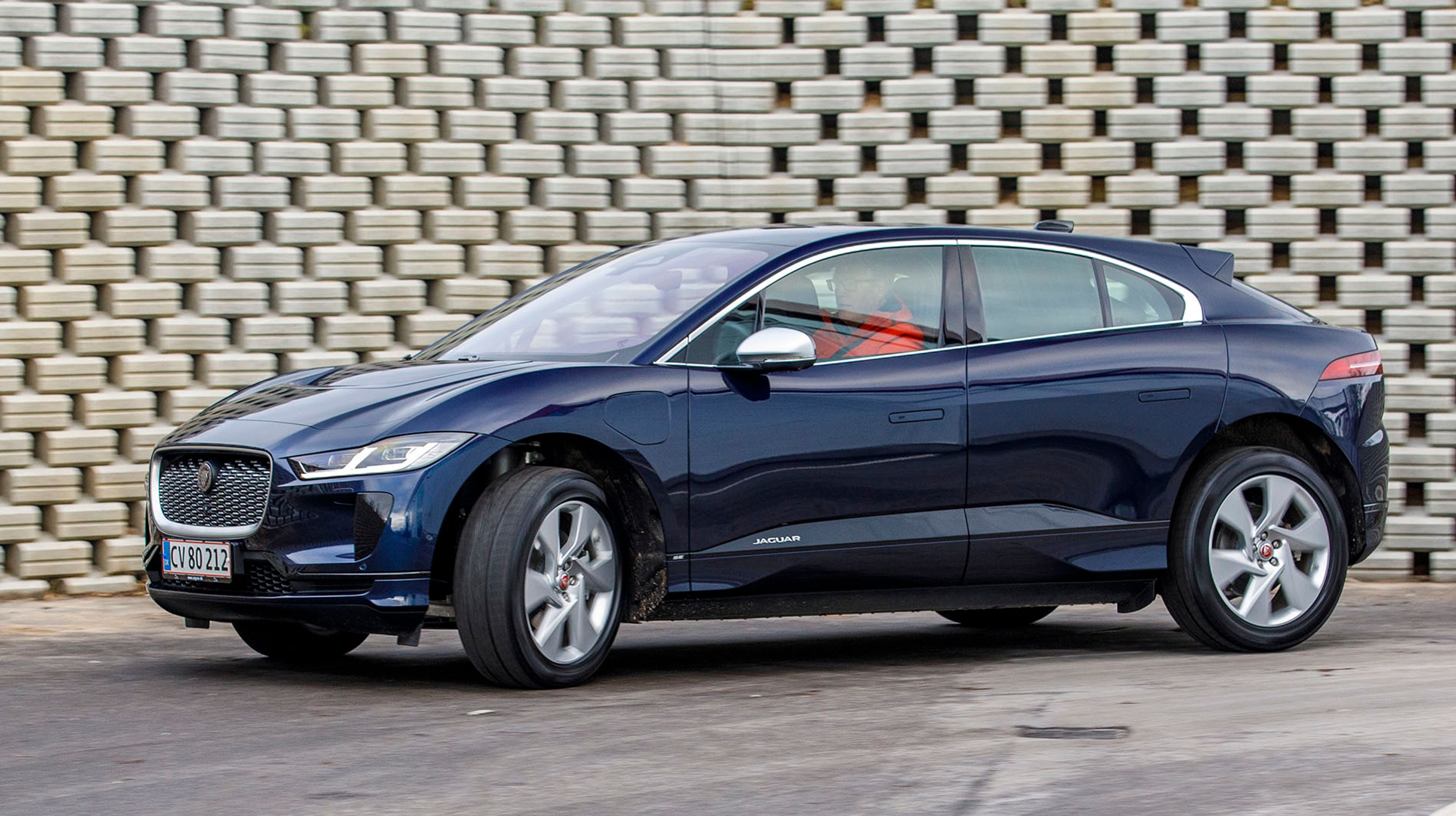 Jaguar I-Pace er netop opdateret med en mere kraftig indbygget lader. Dermed kan den nu lades op på otte timer mod tidligere over et døgn.