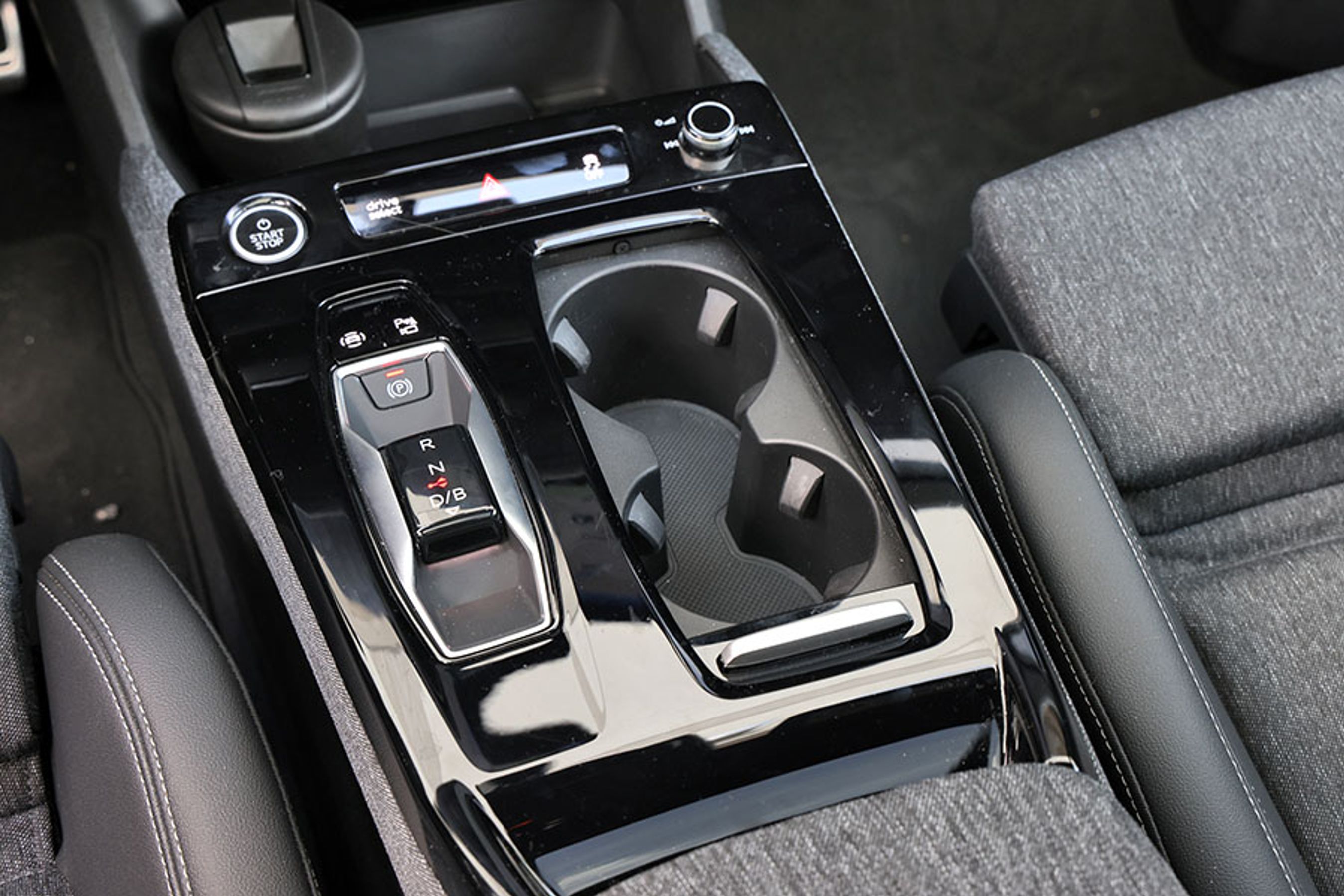 Du har frit valg, om du ønsker at bruge start-knappen eller ej. Du kan også bare vælge – som i en Tesla – at nøjes med at bruge gearvælgeren til at starte dine køreture. Det fungerer godt og giver fleksibilitet for ejerne. Nogle gange er det smart at kunne tænde bilen uden at skulle køre – f.eks. hvis passageren venter i bilen, mens chaufføren skal ind i en butik.