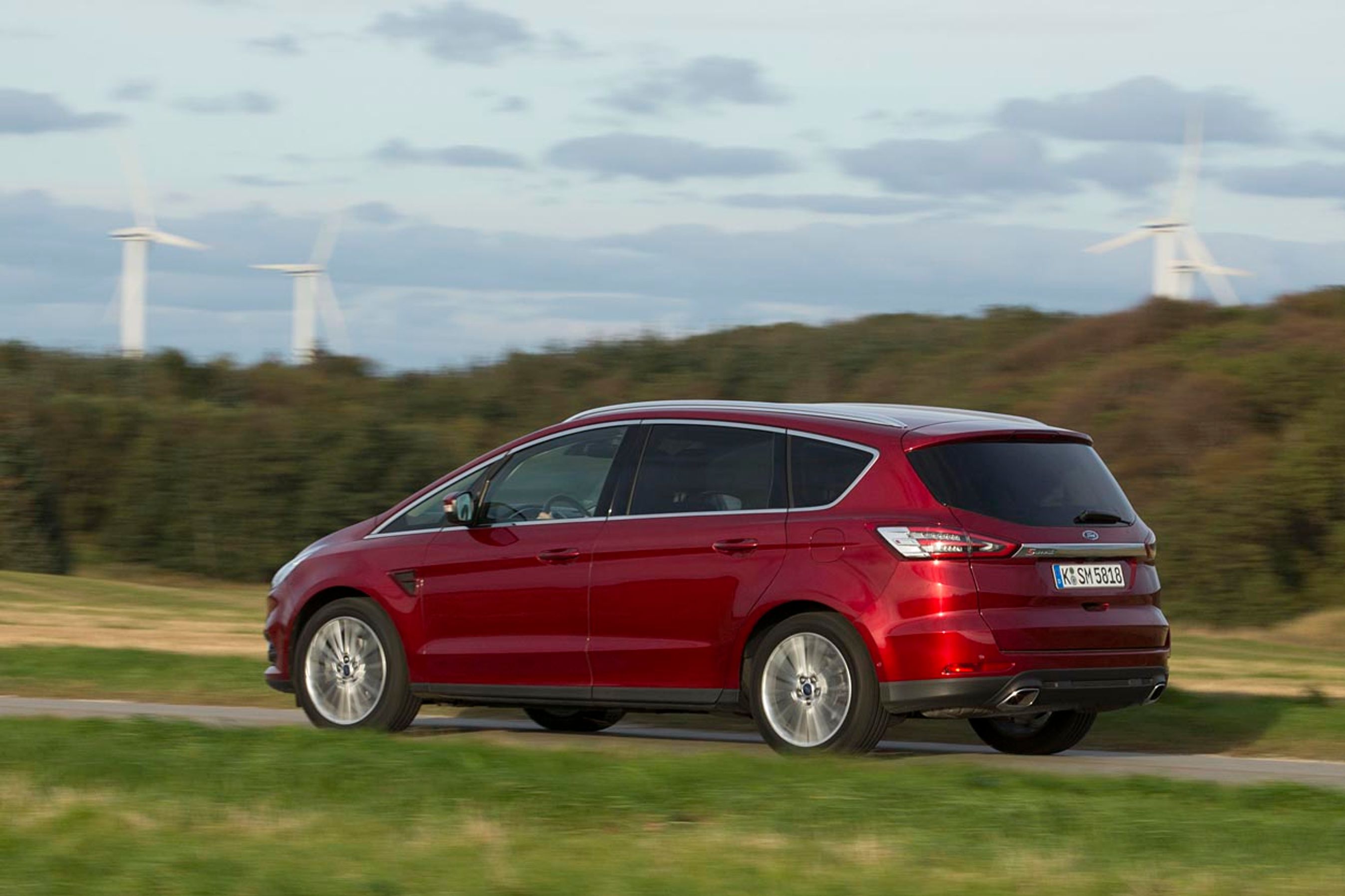 Ford S-Max er en forvokset udgave af Ford Mondeo. Som udgangspunkt er der plads til fem personer, men man kan tilkøbe en tredje sæderække. Fotos: Karsten M. Lemche, FDM
