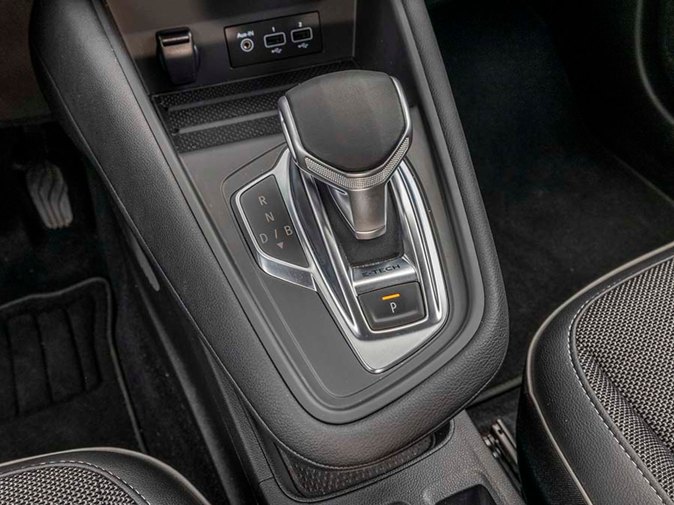 Der er 15 gearkombinationer, men heldigvis slipper du som chauffør for bøvlet. Her skal du blot vælge, om du vil parkere, køre frem eller tilbage!