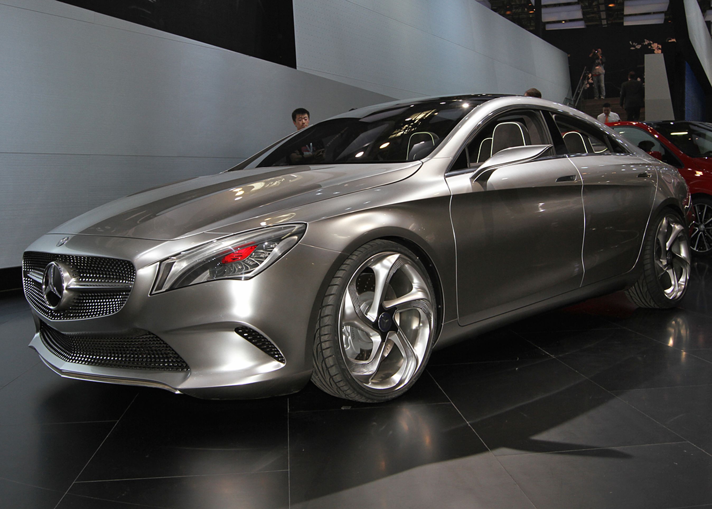 Lang, bred og lav er den firedørs coupé, der får designmæssig hjælp af 20 tommer fælge.