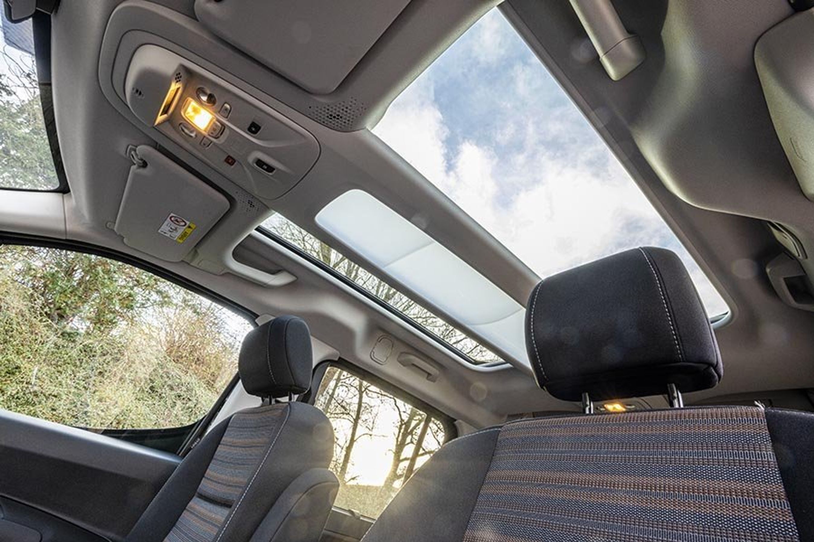 I denne Elegance+ udgave er et stort glastag standard.