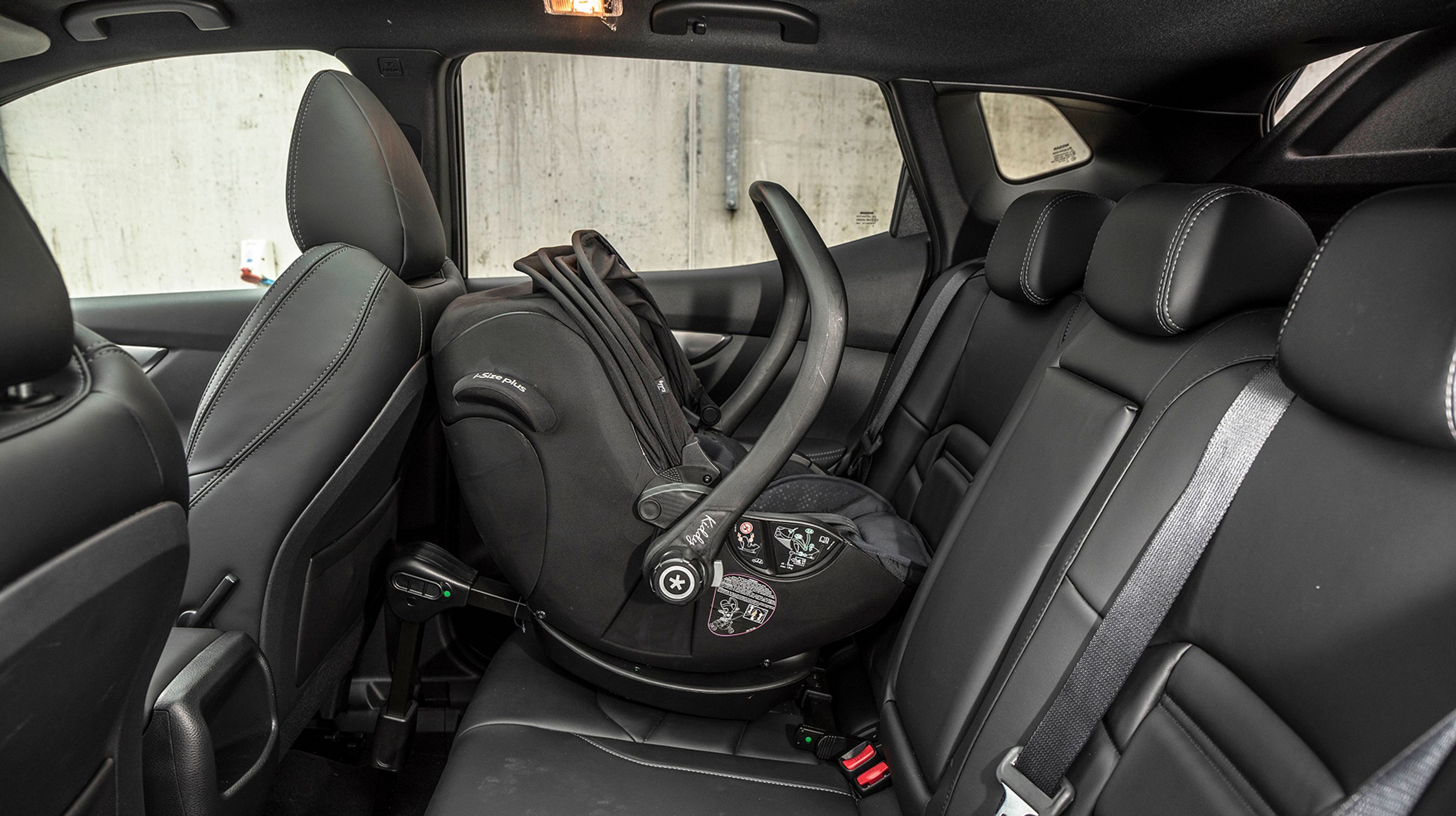 Ved bagsædet er pladsen kneben, og der er mange andre SUV’er med bedre plads. En bagudvendt autostol kan dog monteres i isofix-beslagene. Vi savner friskluftdyser til bagsædet.