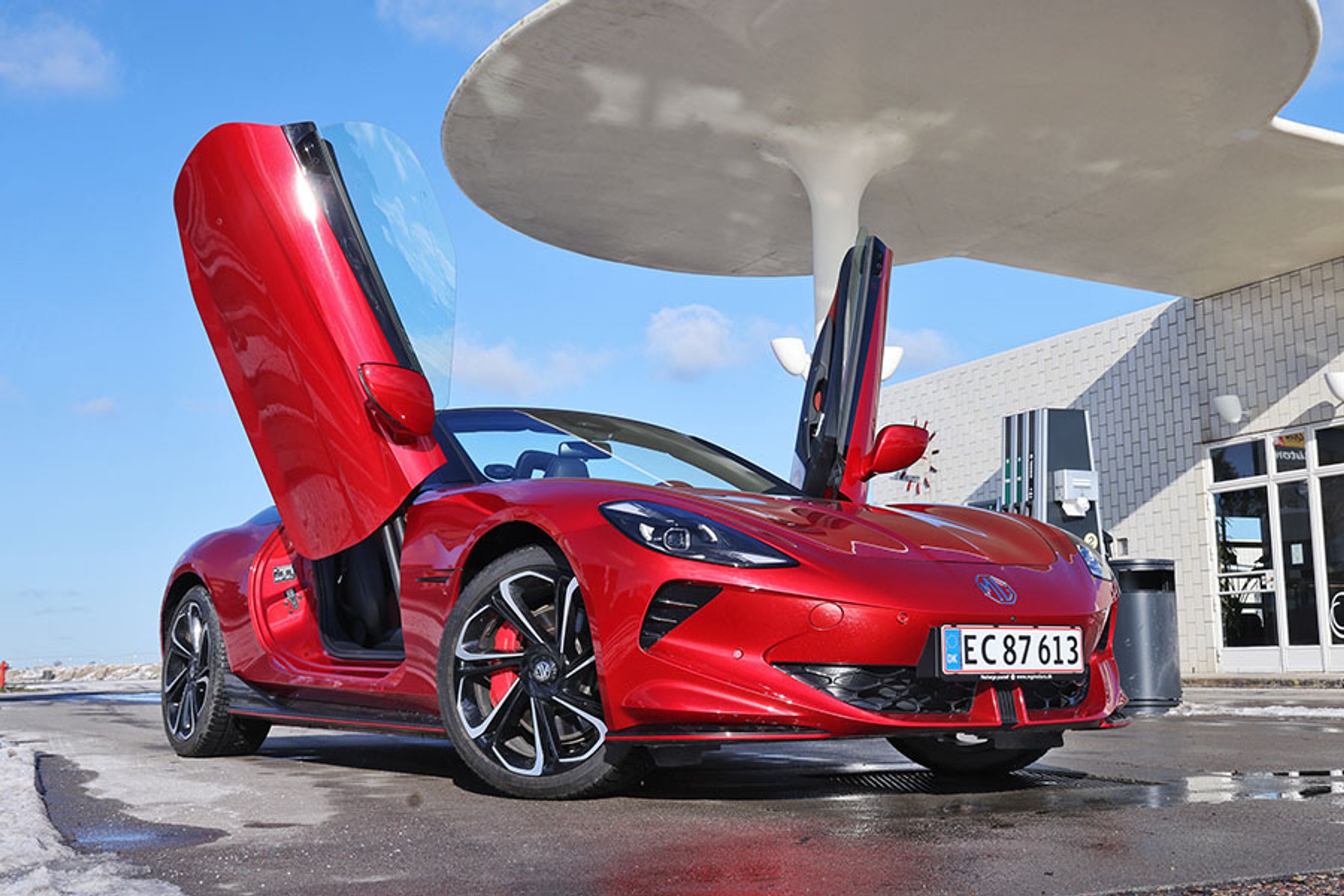 Saksedørene åbner højt og giver god adgang. Men de gør også, at Cyberster ser ekstra imponerende ud og nærmest ligner et kunstværk, når begge døre er åbne. De er dog lidt langsomme og kan nogle gange stoppe i åbne/lukke-processen, hvis man står for tæt på bilen.