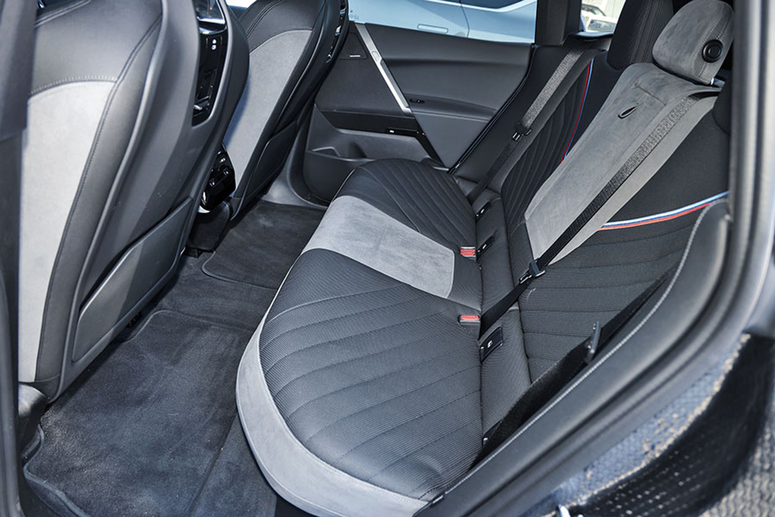 Man sidder godt på alle pladser i iX. Det er, som om man sidder mindre oven på et stort batteri end i den første udgave af modellen. Der er god plads til fire personer, og man kan sidde fem med et fladt gulv ved alle pladser. 