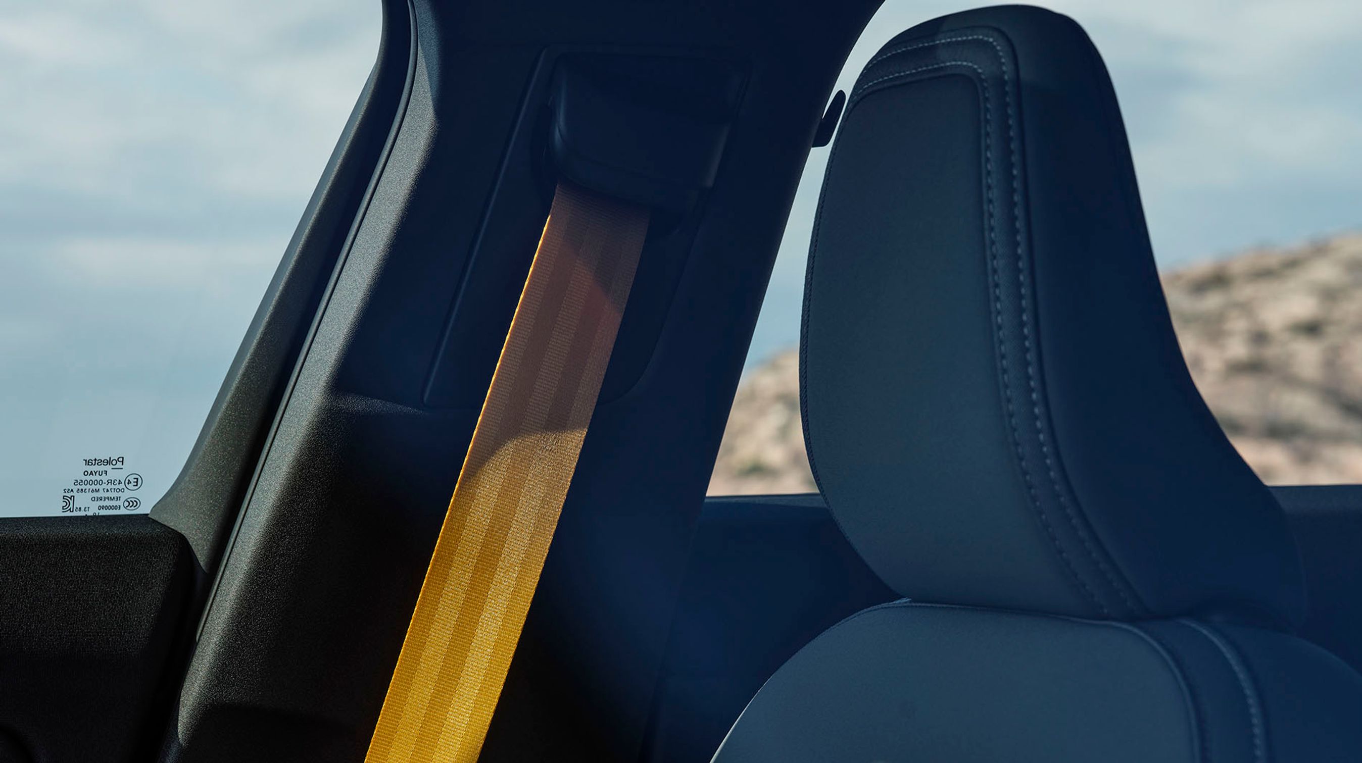 Man kan bestille Polestar 2 med en særlig Performance pakke, der bl.a. indeholder 20-tommer fælge, gule bremsekalibre og disse gule sikkerhedsseler. I Sverige koster den pakke 40.000 kr. ekstra.