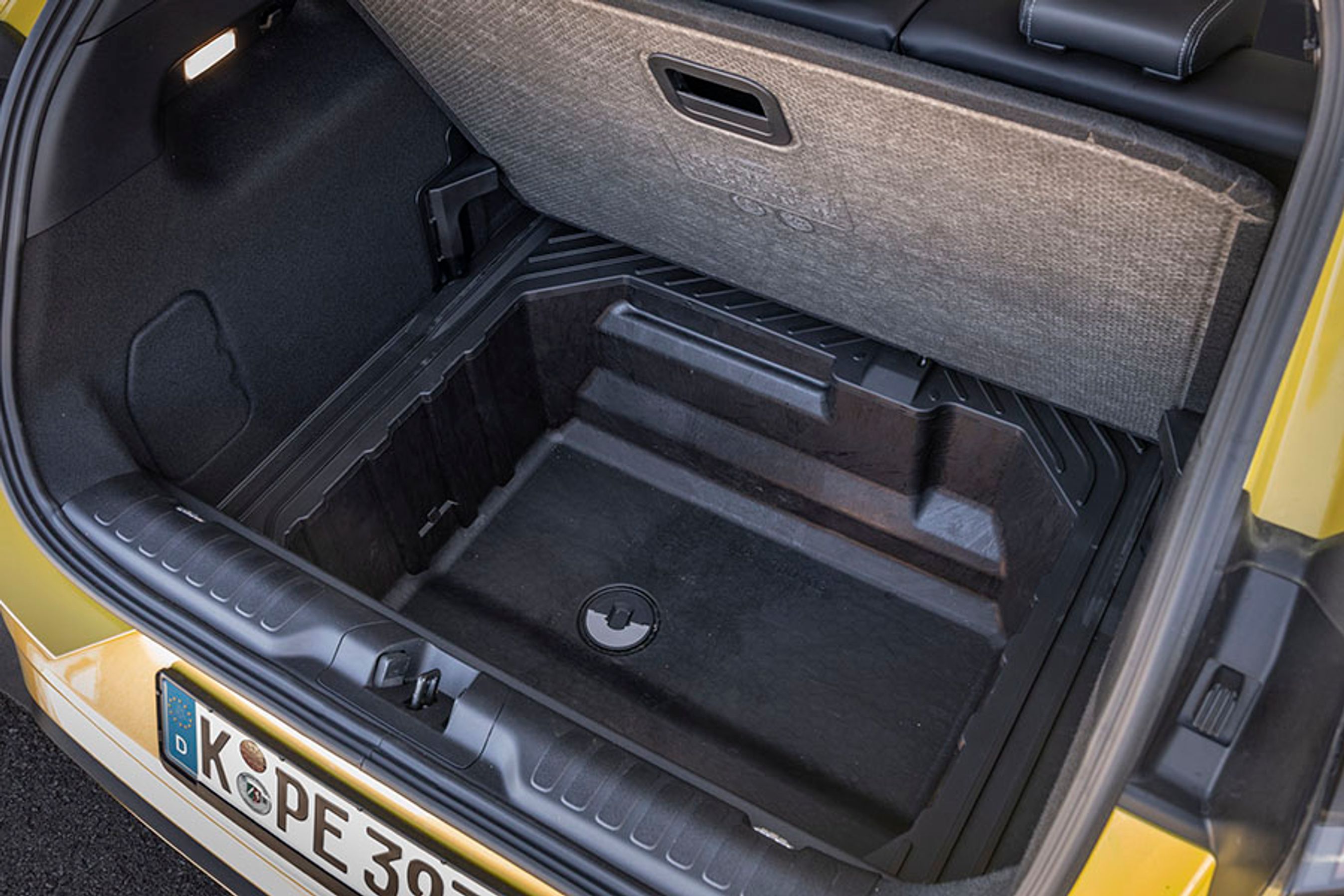 En del af hemmeligheden ved det store bagagerum finder du under bagagerumsbunden. Ford kalder den Gigabox, og det er en plastikskal, som rummer 100 liter og lastes med op til 100 kg. I bunden er der en prop, så du kan vaske den ren og lade den dryppe tør bagefter. Der er ekstra plads, fordi elbilen ikke har benzintank og udstødningsrør som den konventionelle Puma-model.