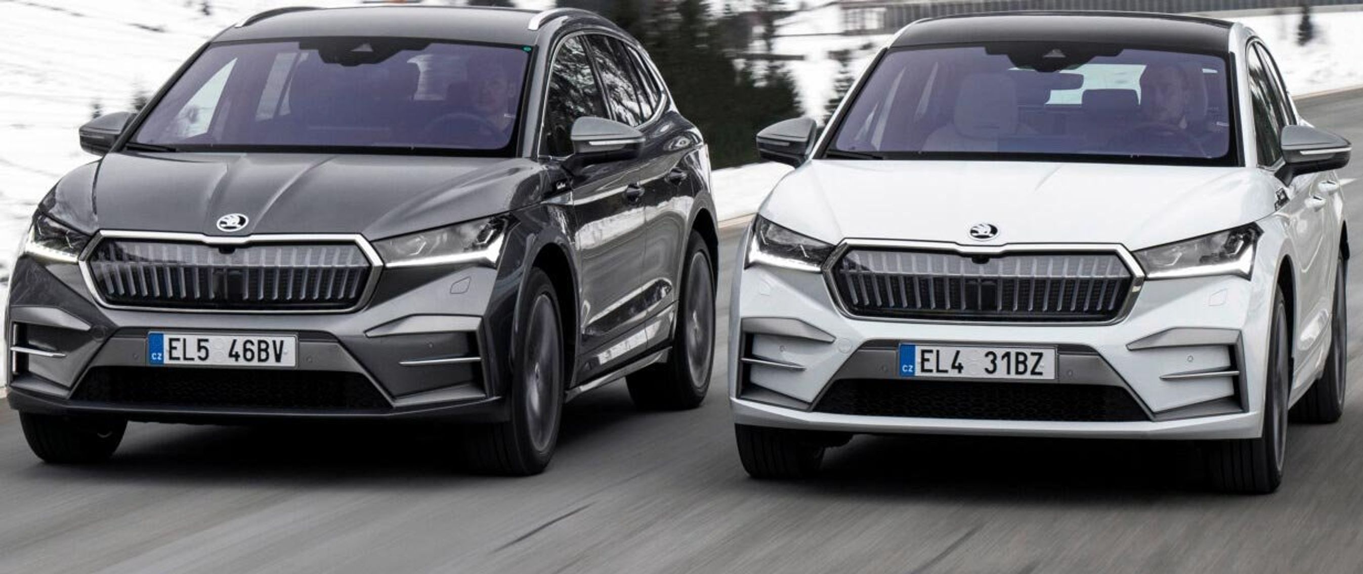 To Skoda Enyaq kørende lige forfra.
