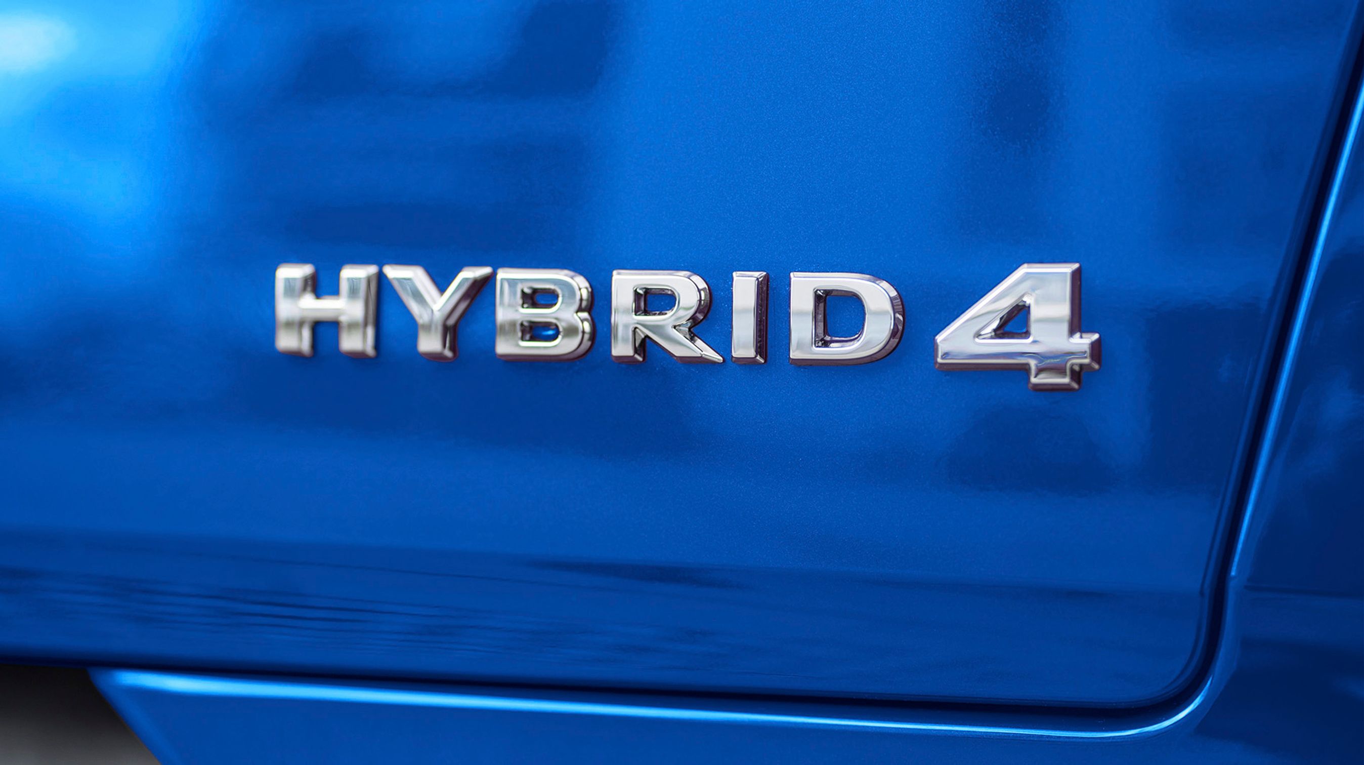 Hybrid4 er navnet på den kraftigste af de to plugin-hybrider. 4-tallet henviser til firehjulstræk. Den forhjulstrukne hedder blot Hybrid.