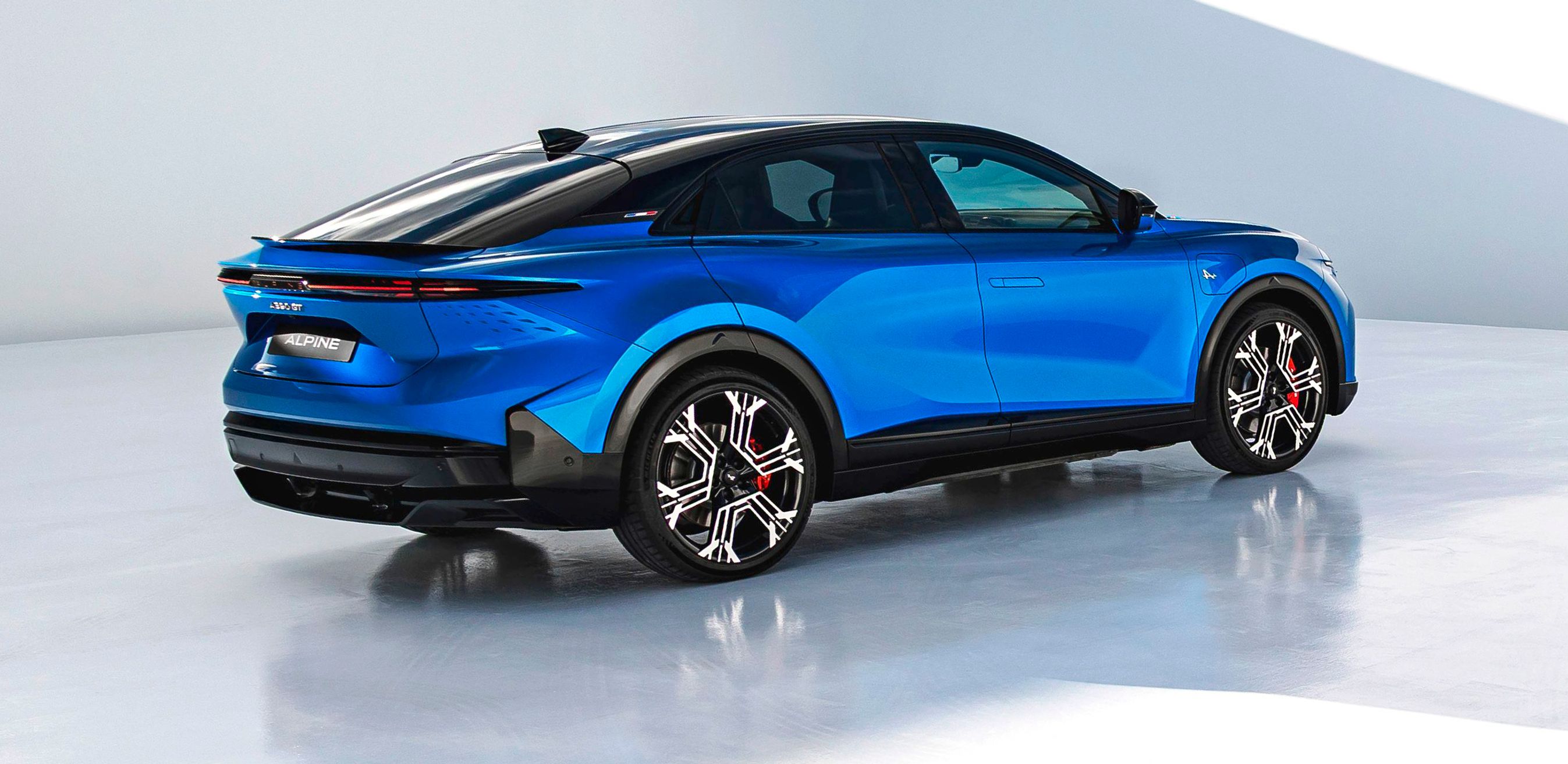 Blå Alpine A390 skråt bagfra.