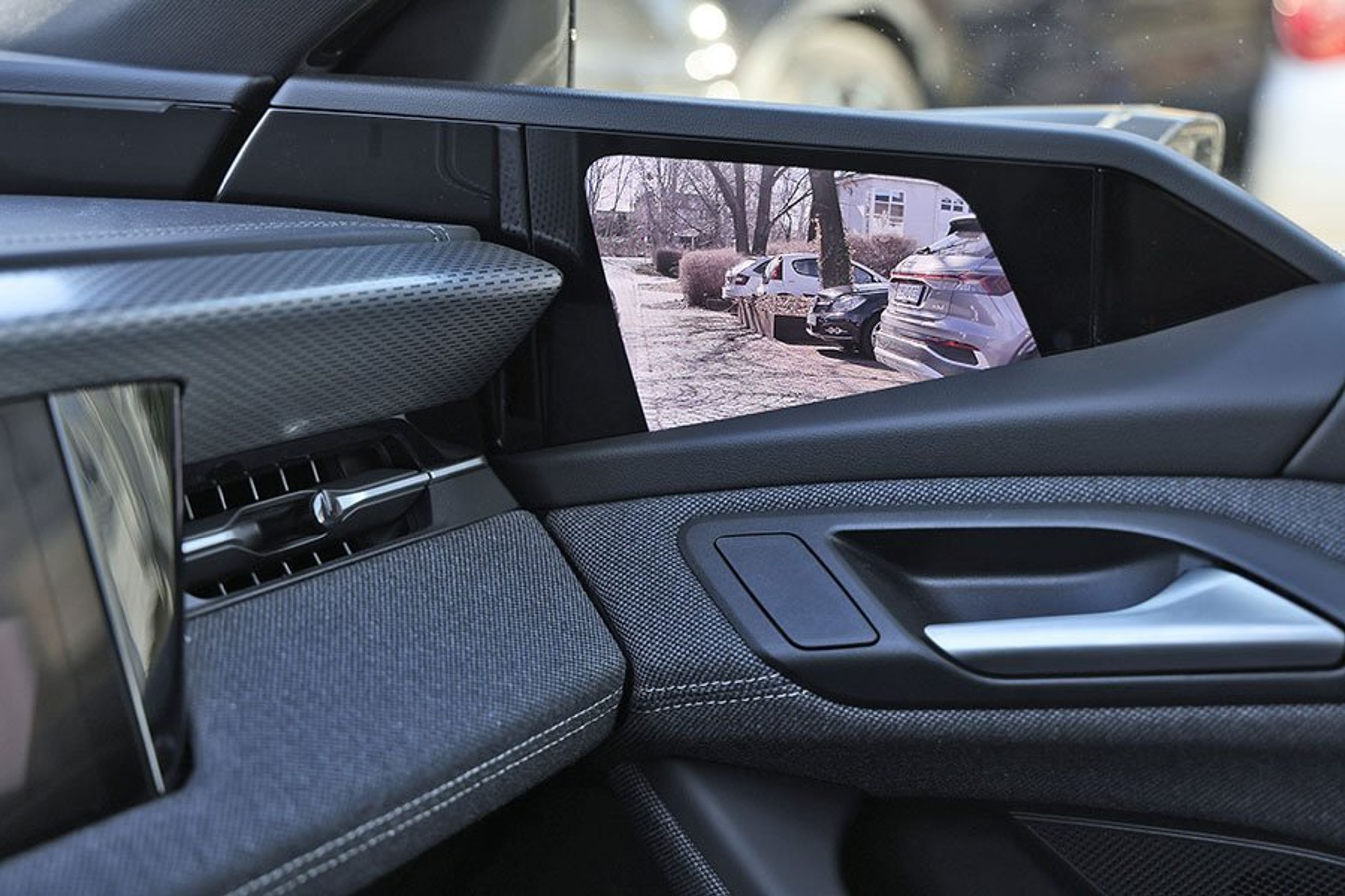 Digitale sidespejle viser billede på skærm i sidedøren på en Audi A6 Avant e-tron