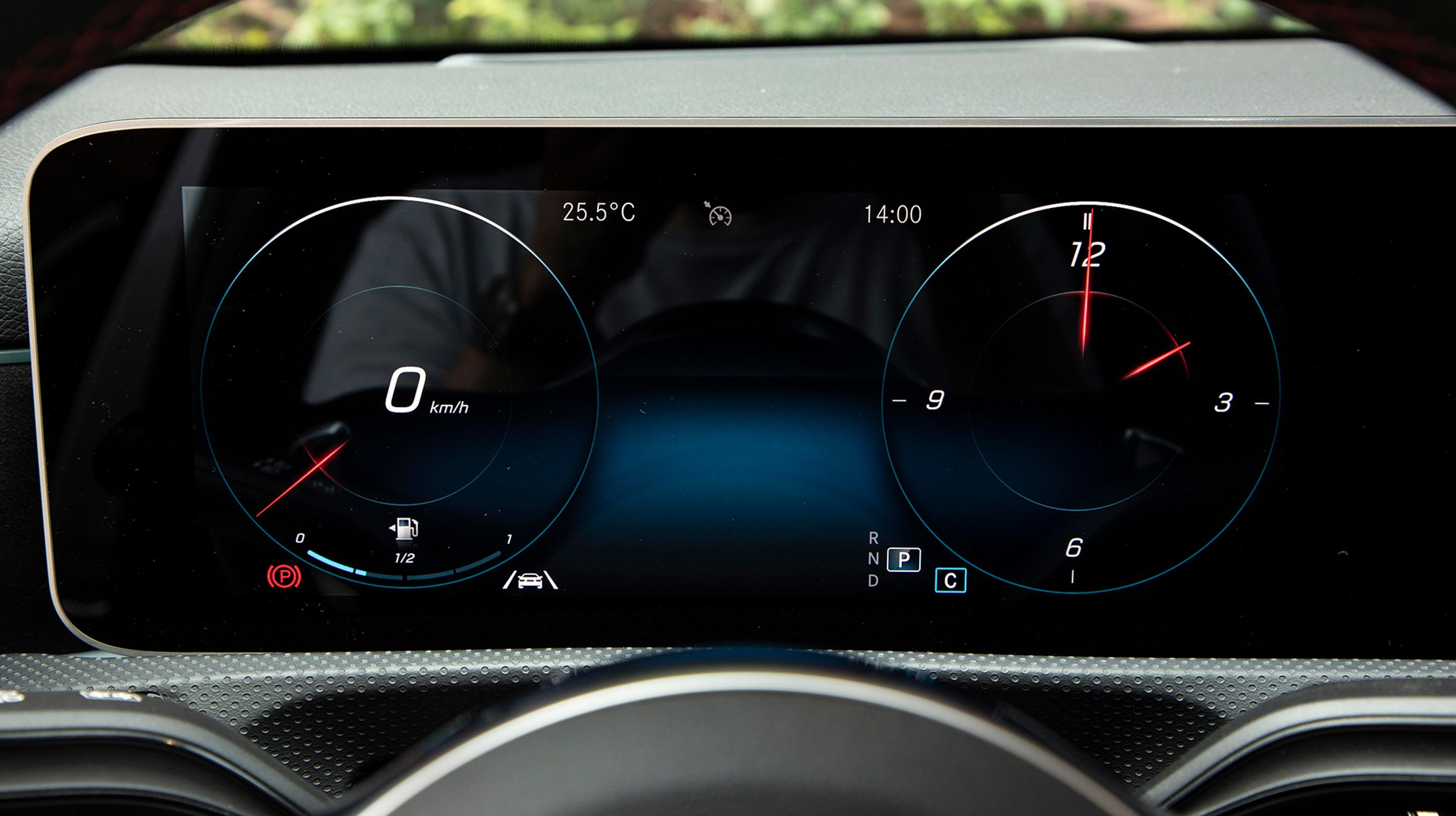 Denne simple udgave af skærmvisningen er inspireret af de klassiske Mercedes-modeller med blot speedometer og ur.