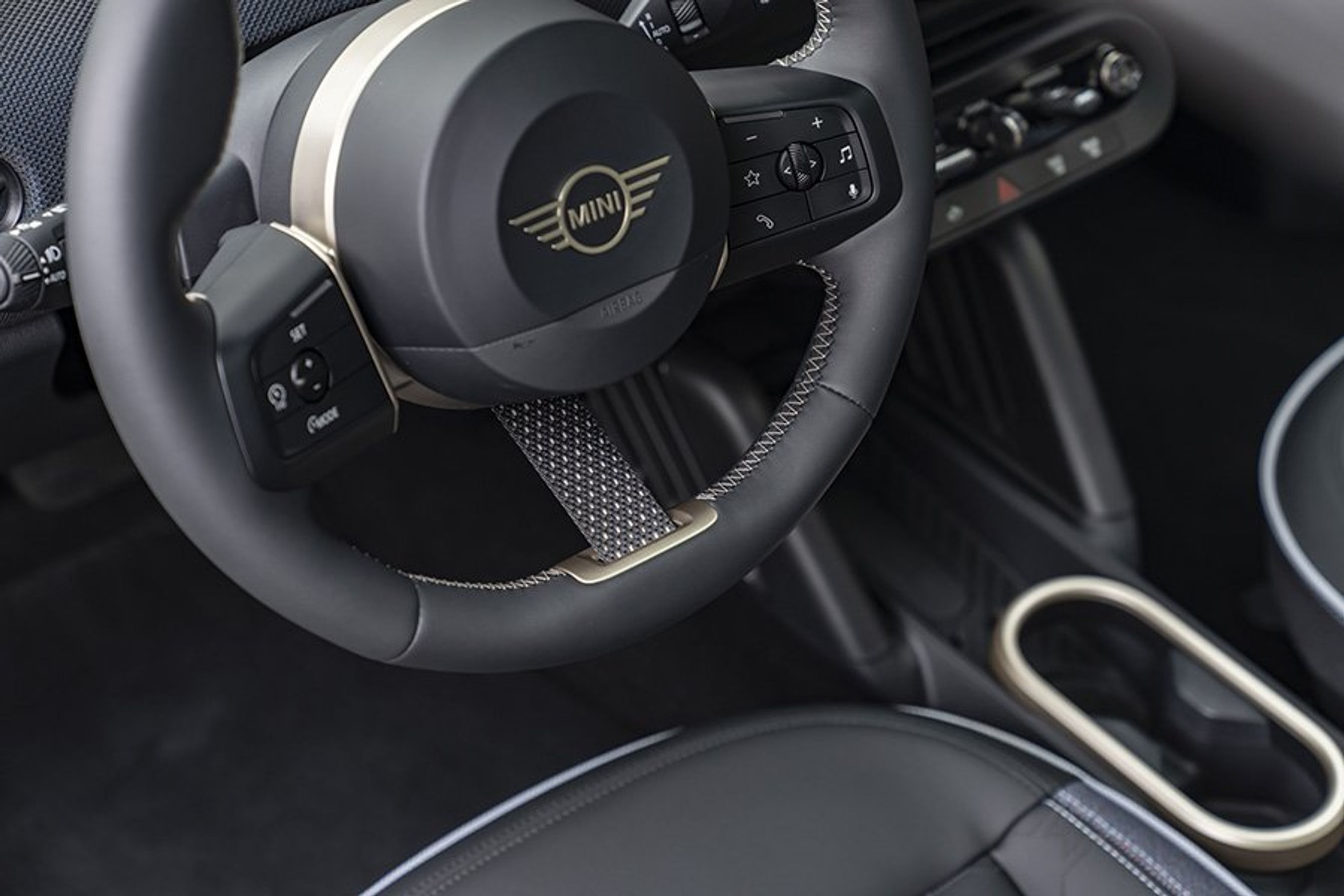 Tykt rat i en Mini Cooper