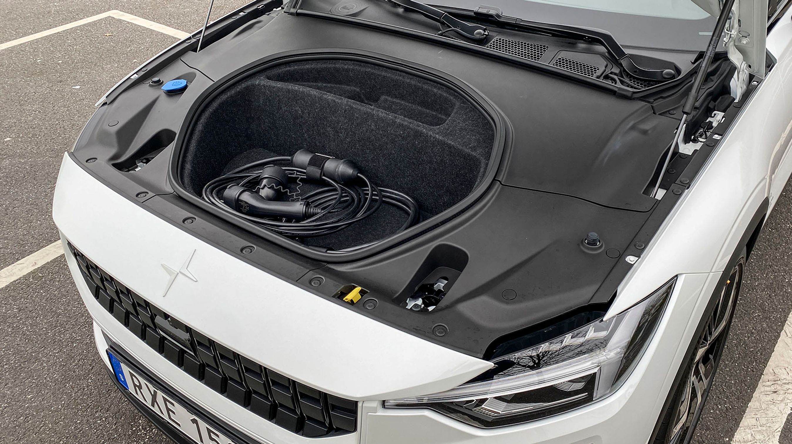 Fortil er der også blevet plads til et bagagerum – en såkaldt frunk – og med sine 35 liter er der rigelig plads til ladekabler og andet grej, som man har med til bilen.