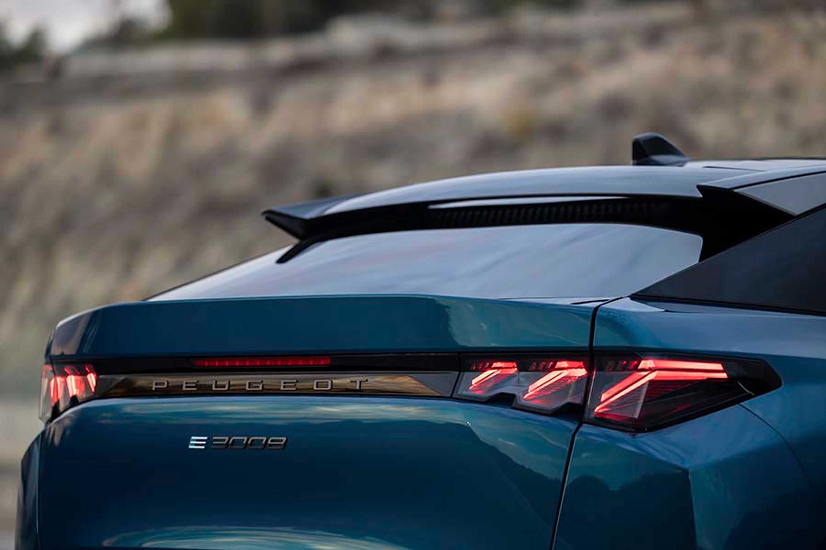 Bagruden er ret skrå, og som så ofte med denne slags biler er der ingen bagrudevisker. Baglygterne er udstyret med tre streger i hver side, som vi kender det fra Peugeots øvrige modeller.