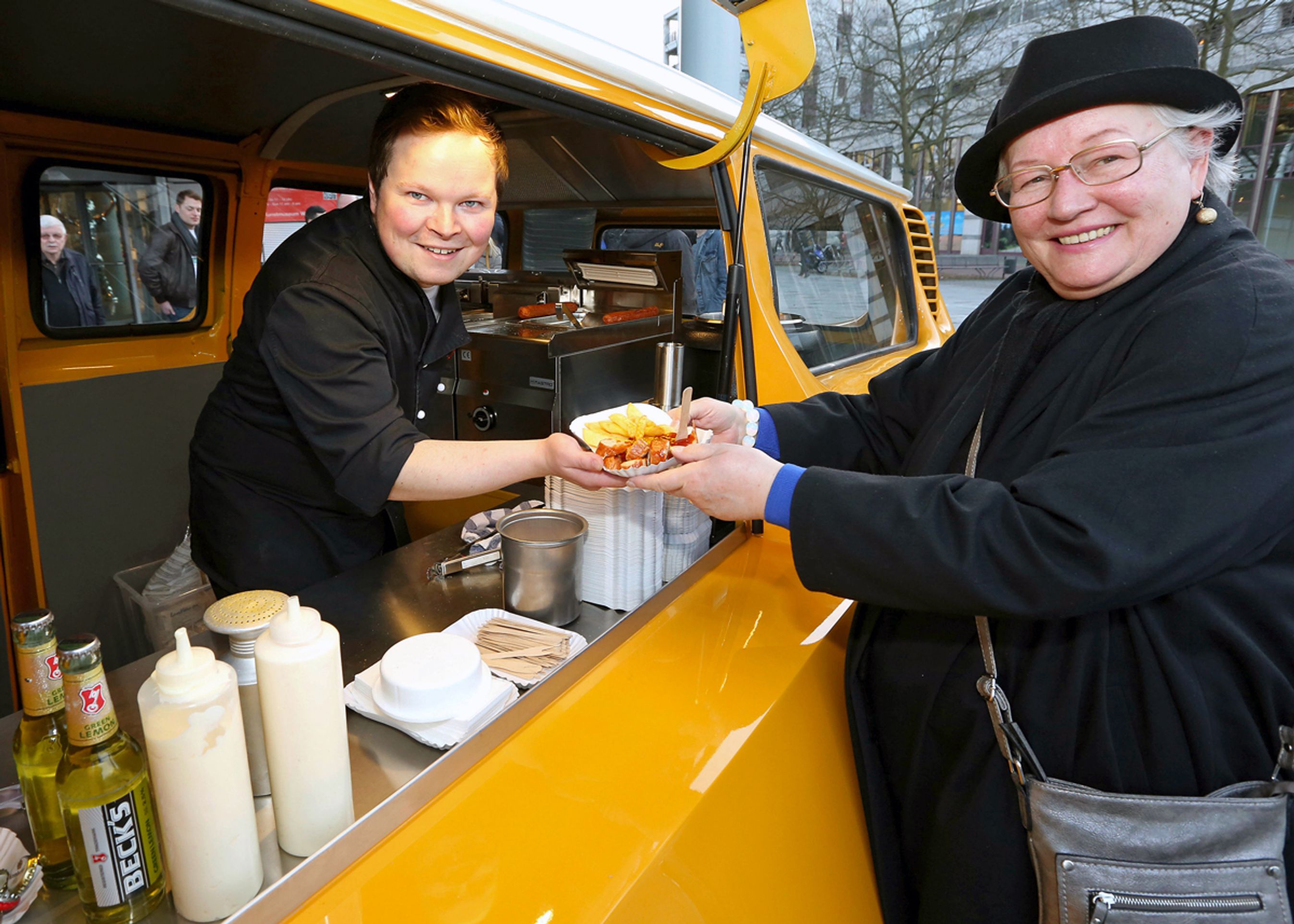 Hver dag ved frokosttid er der servering af currywurst foran kunstmuseet i Wolfsburg, Volkswagens hjemby.