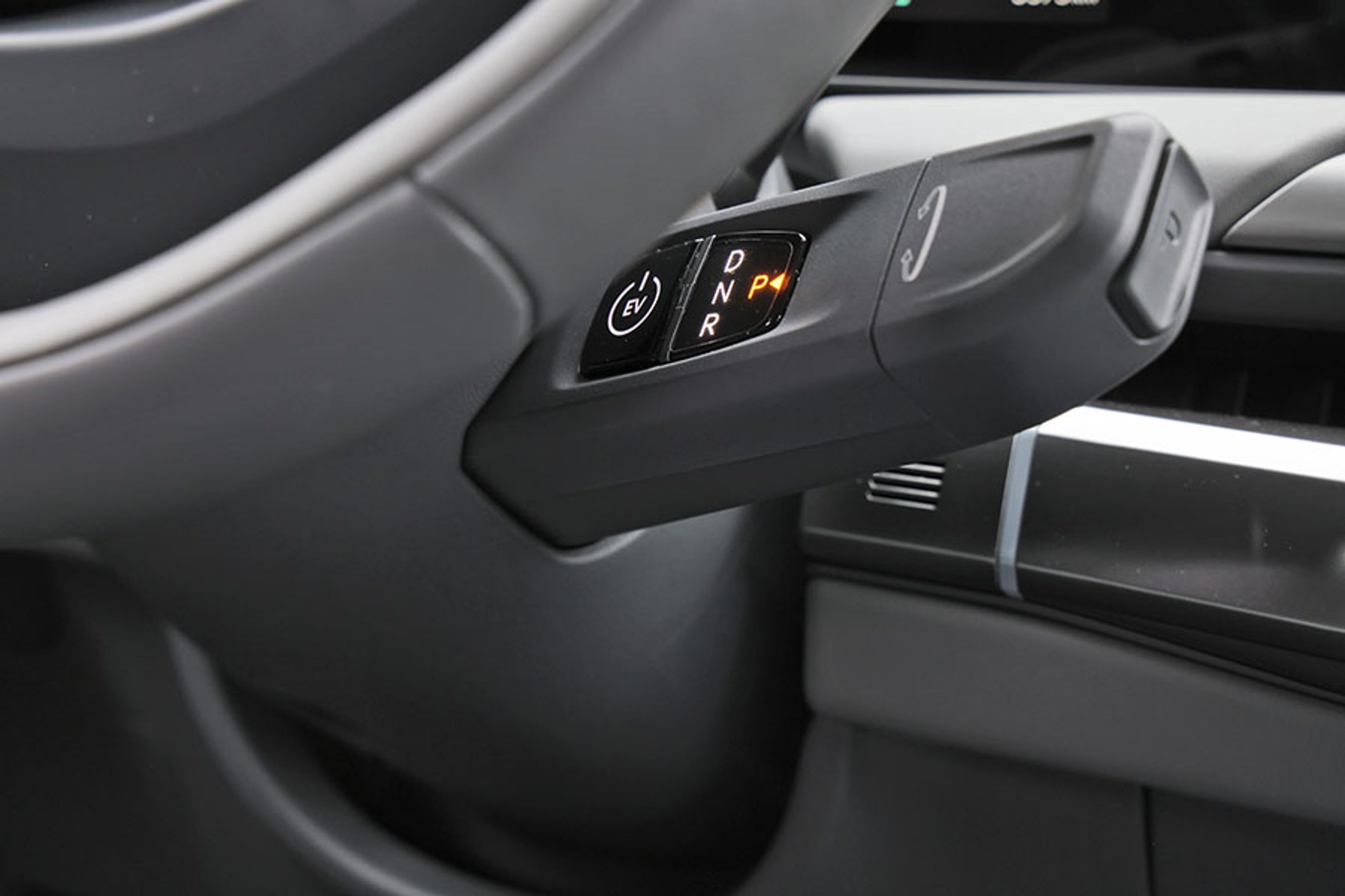 Gearvælgeren er placeret foran rattets højre side, og det er også her, startknappen er placeret. Den er svær at se, og selve gearvælgeren støder let mod førerens knæ.