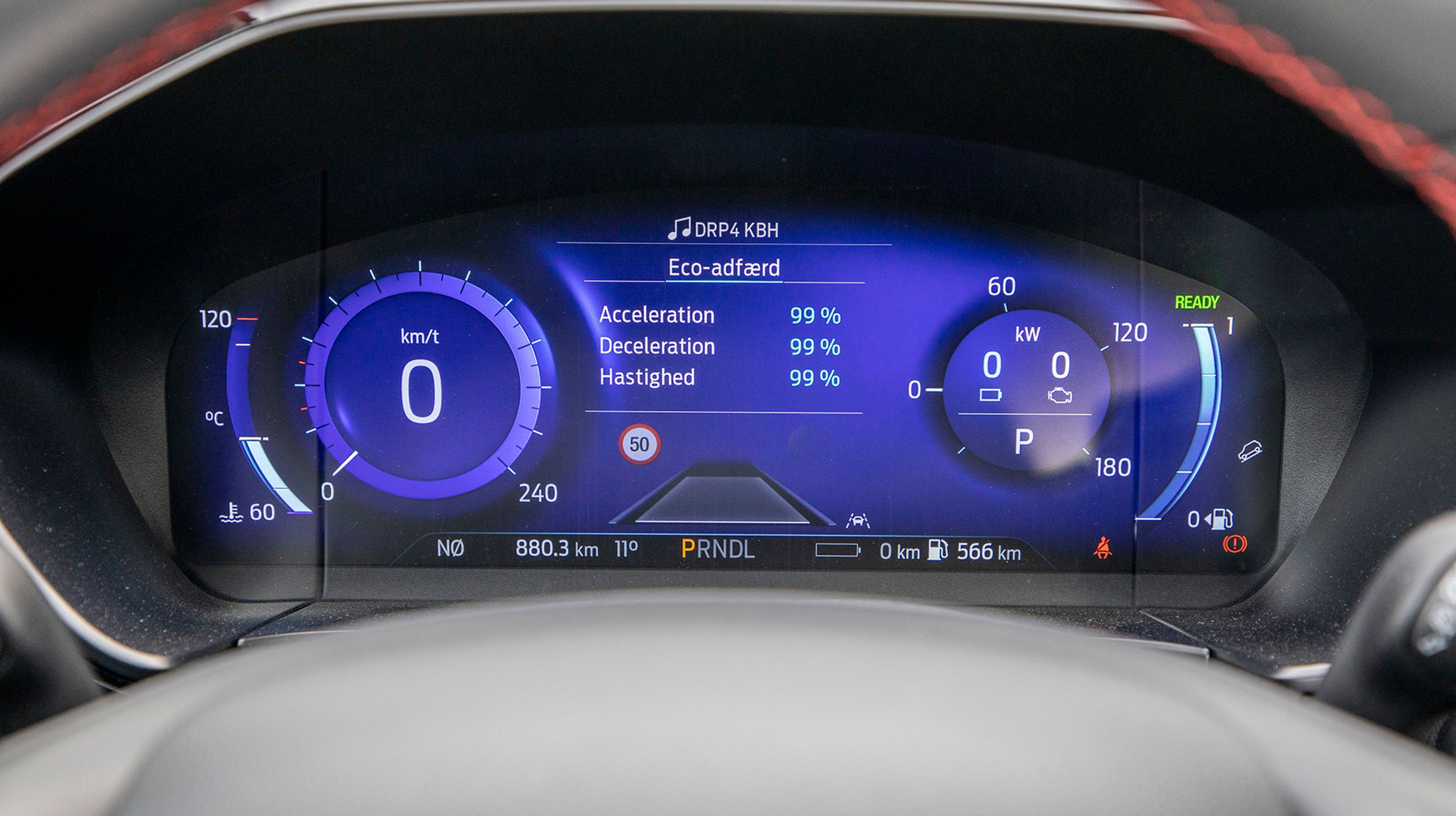 Der er digitalt cockpit, og det ser både godt ud og er let at betjene. Alle menuer er på dansk.