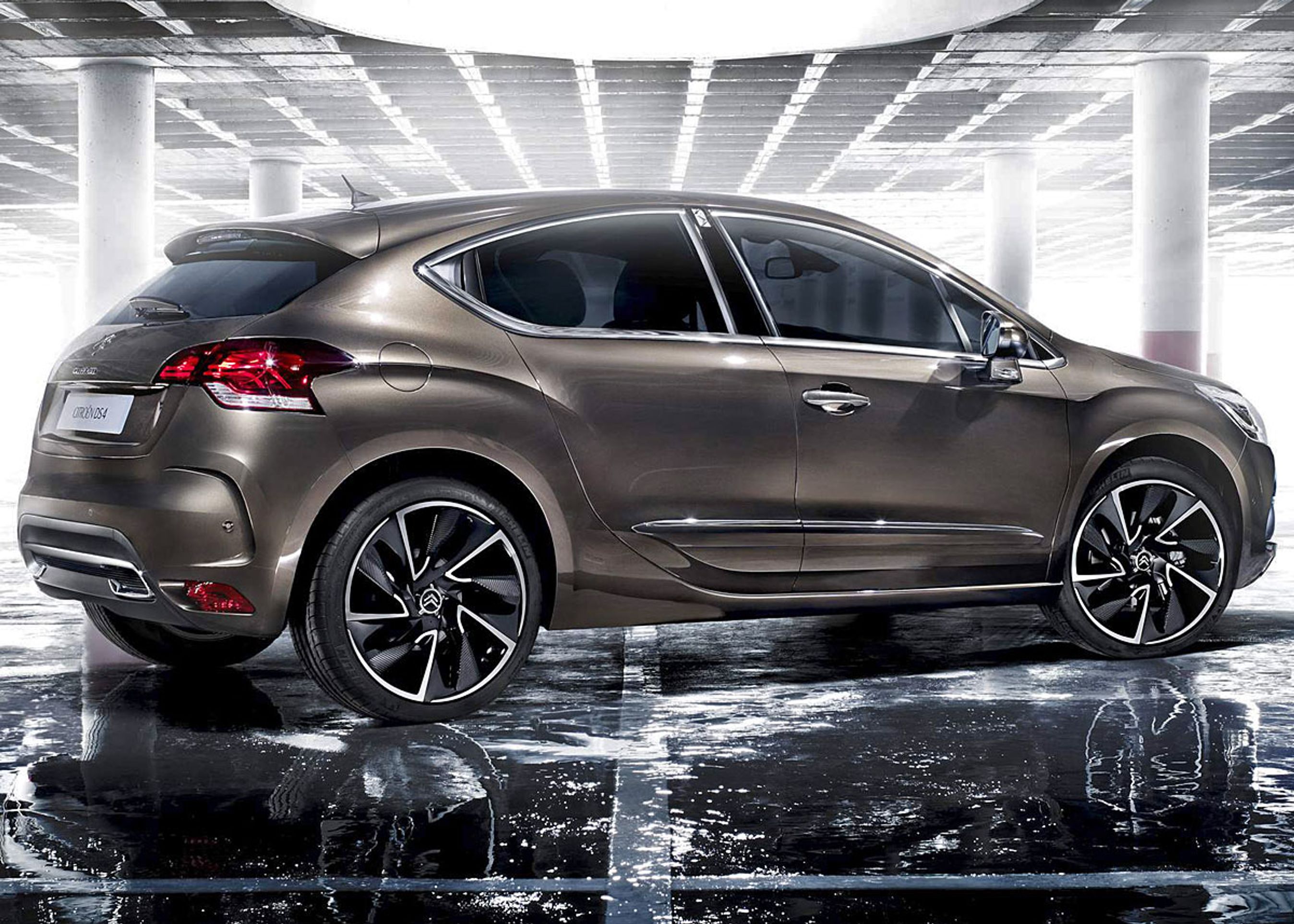 Citroën har med DS4 fået inspiration fra de populære SUV-modeller. DS4 er forholdsvis høj og har store hjul - her med hele 19 tommer.