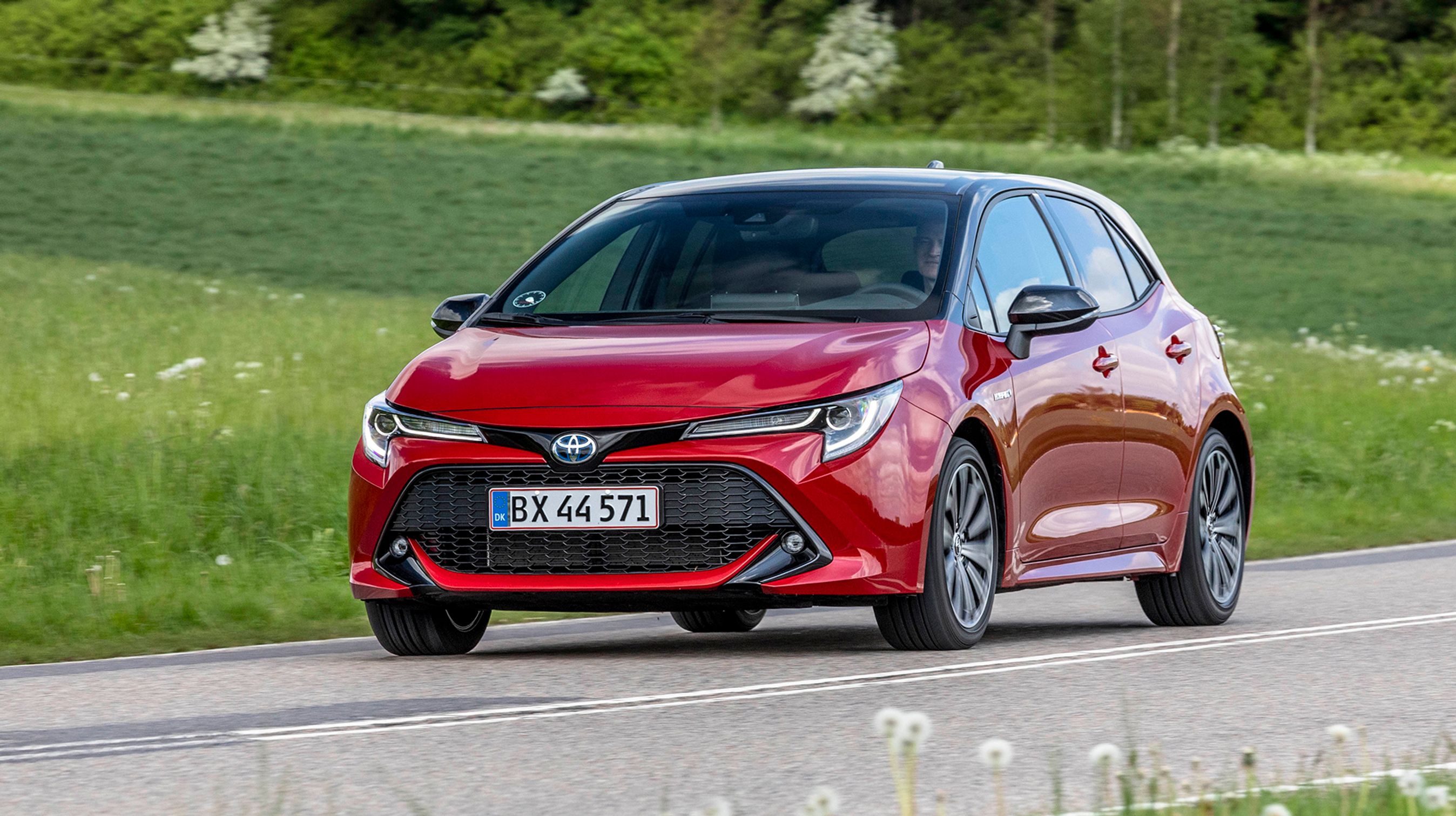 Med designpakken får bilen et lidt frækkere design, hvor det sorte tag kombineres med en metallak. Corolla fås som hatchback (testbilen) eller for 10.000 kr. mere som stationcar. 