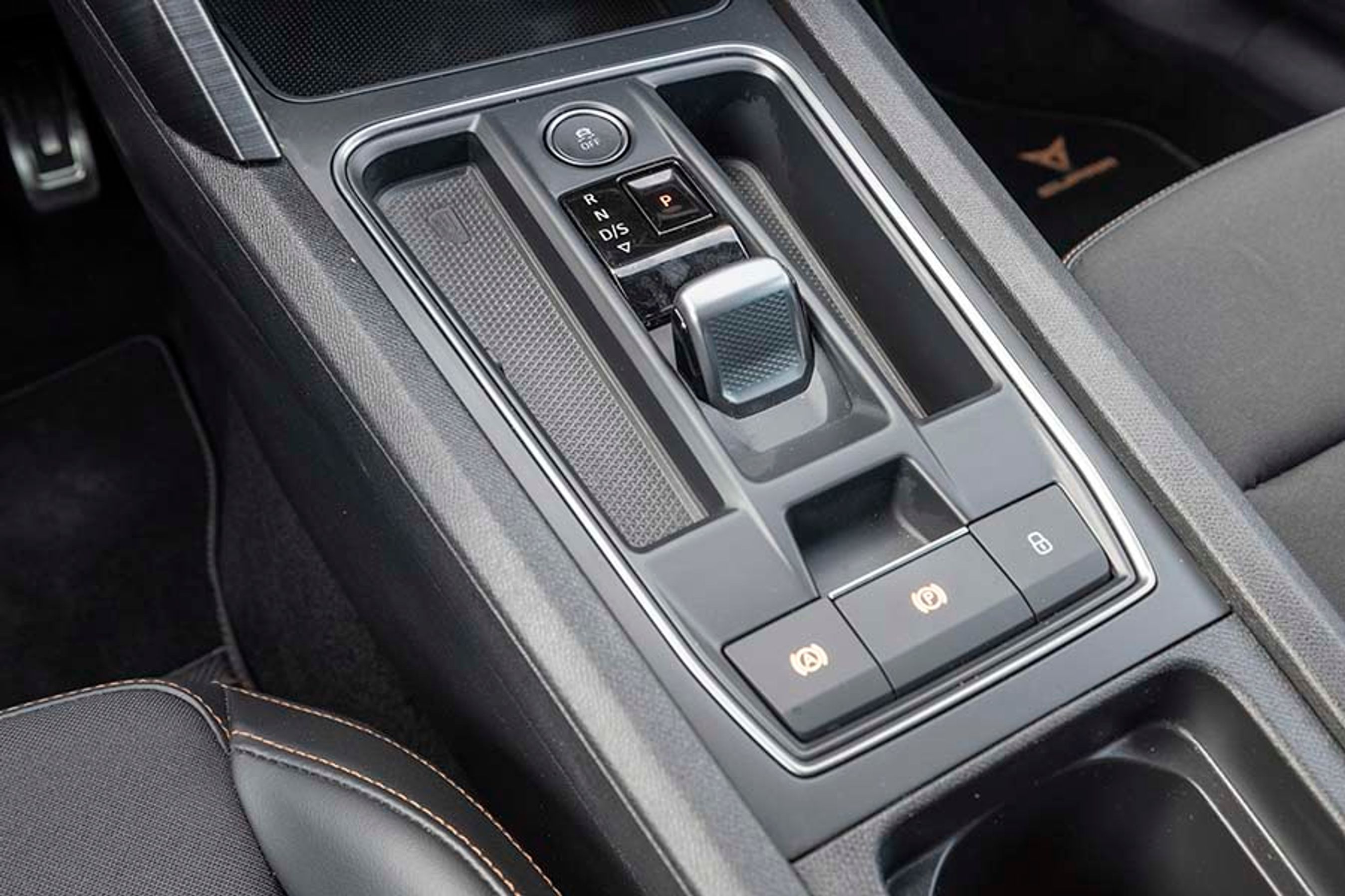 Gearstangen er en lille vippearm, der er placeret mellem forsæderne. Den er af den elektroniske type, der selv går i P, når man slukker motoren.