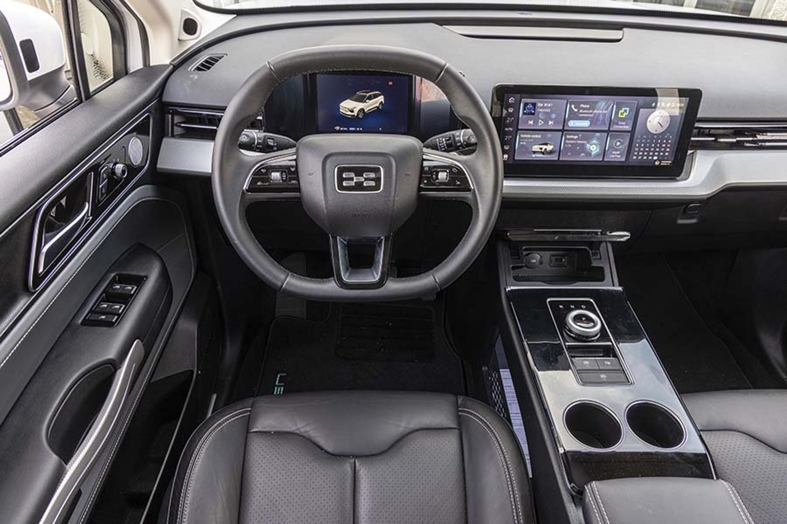 Der er tre skærme foran rattet og en noget større i midten.