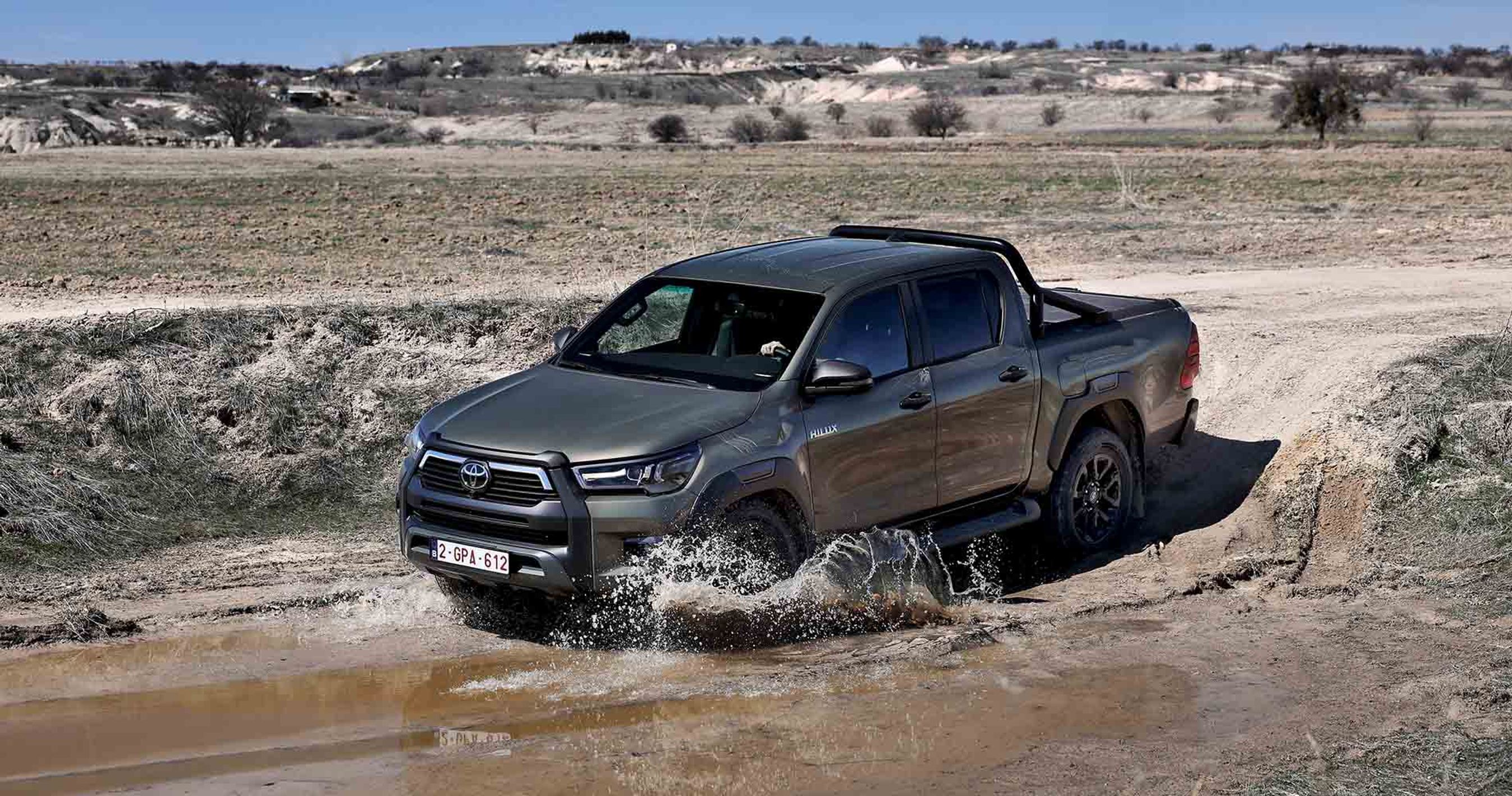 Toyota Hilux kører ud i vand