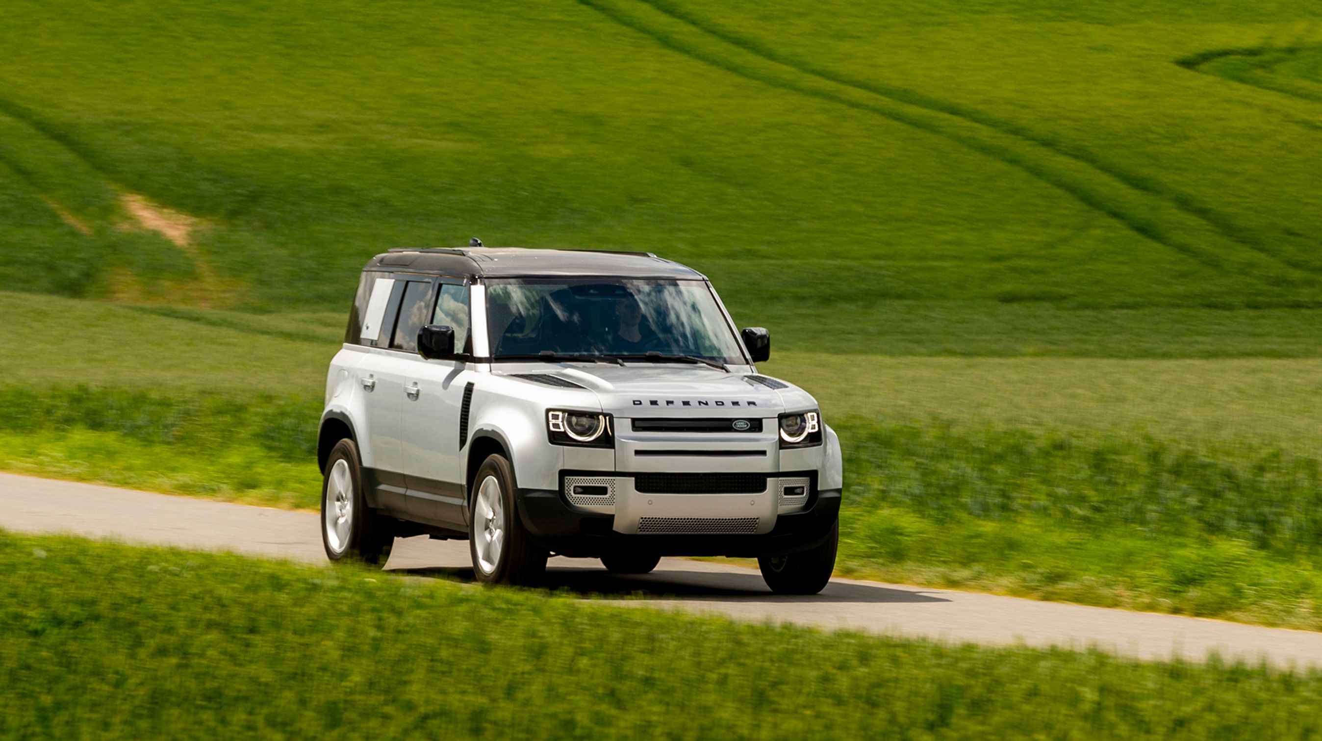 Land Rover Defender er den mest ikoniske bilmodel fra den britiske bilproducent. Nu er den efter 70 år kommet i en ny udgave, der på en gang hylder forgængerens linjer og nutidens teknik.