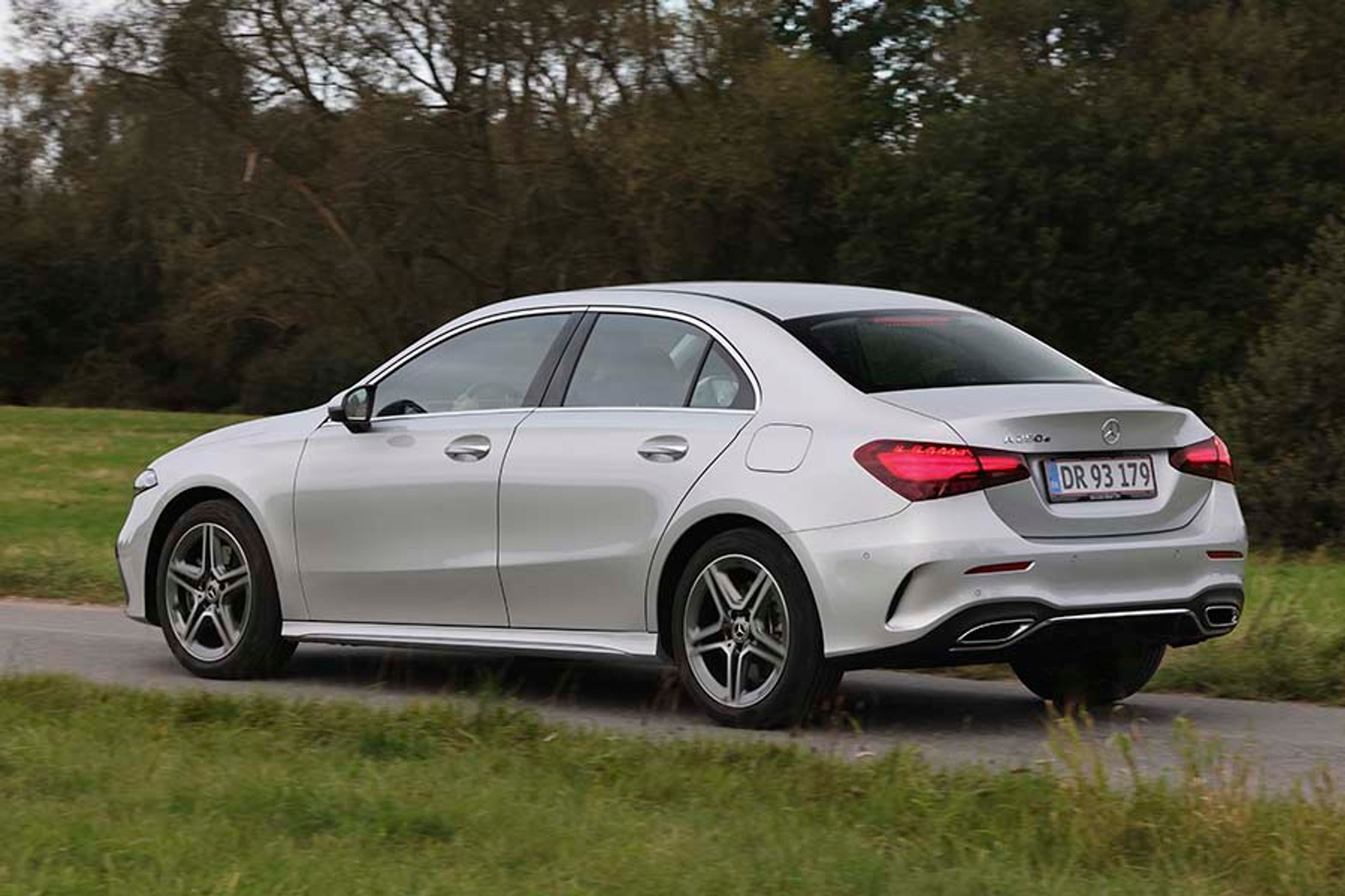 Mercedes-Benz A250e set bagfra, mens den kører på en landevej