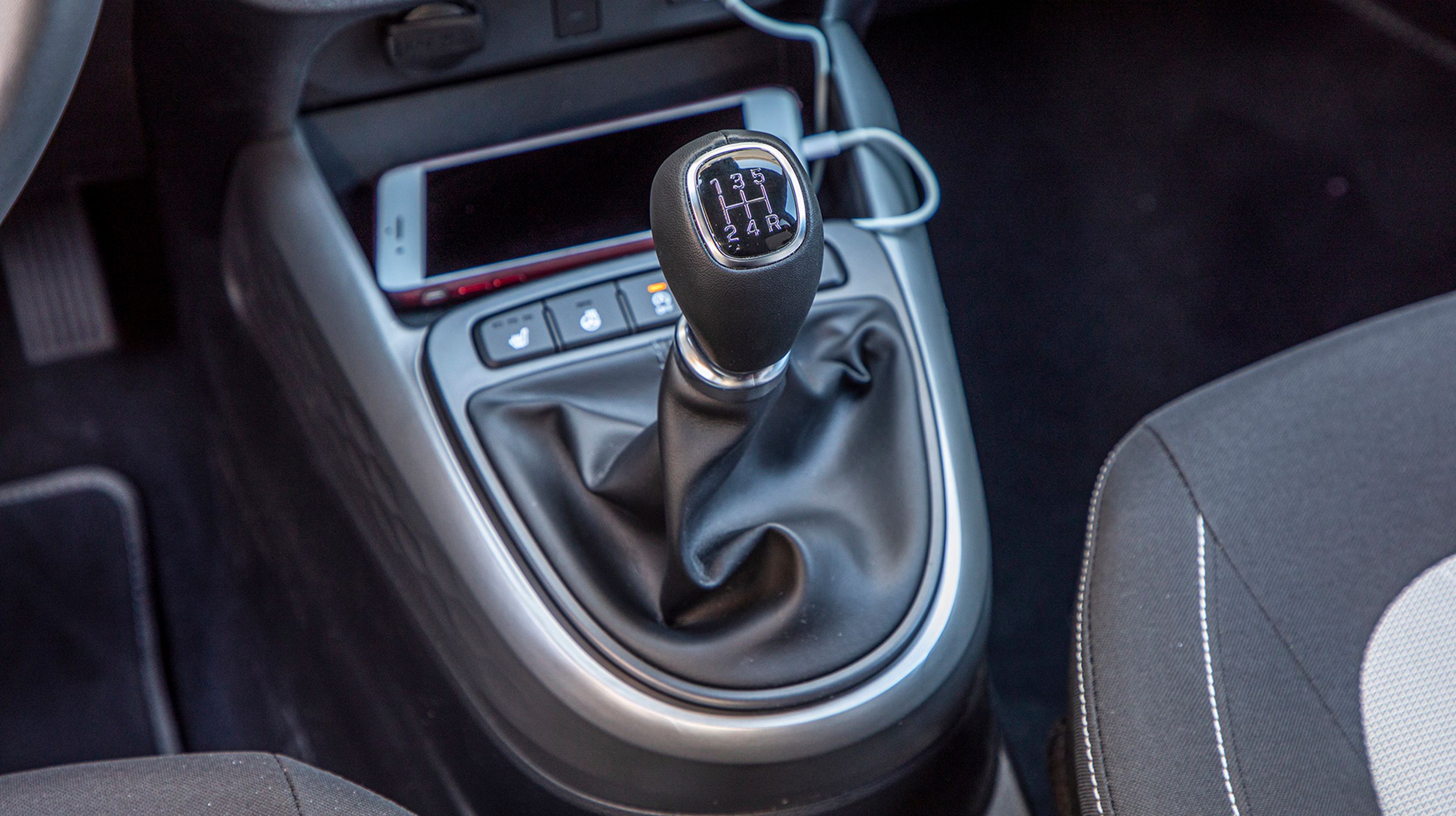 Gearkassen er let at betjene, men der er kun fem gear, og særligt på motorvej savner man et sjette gear.