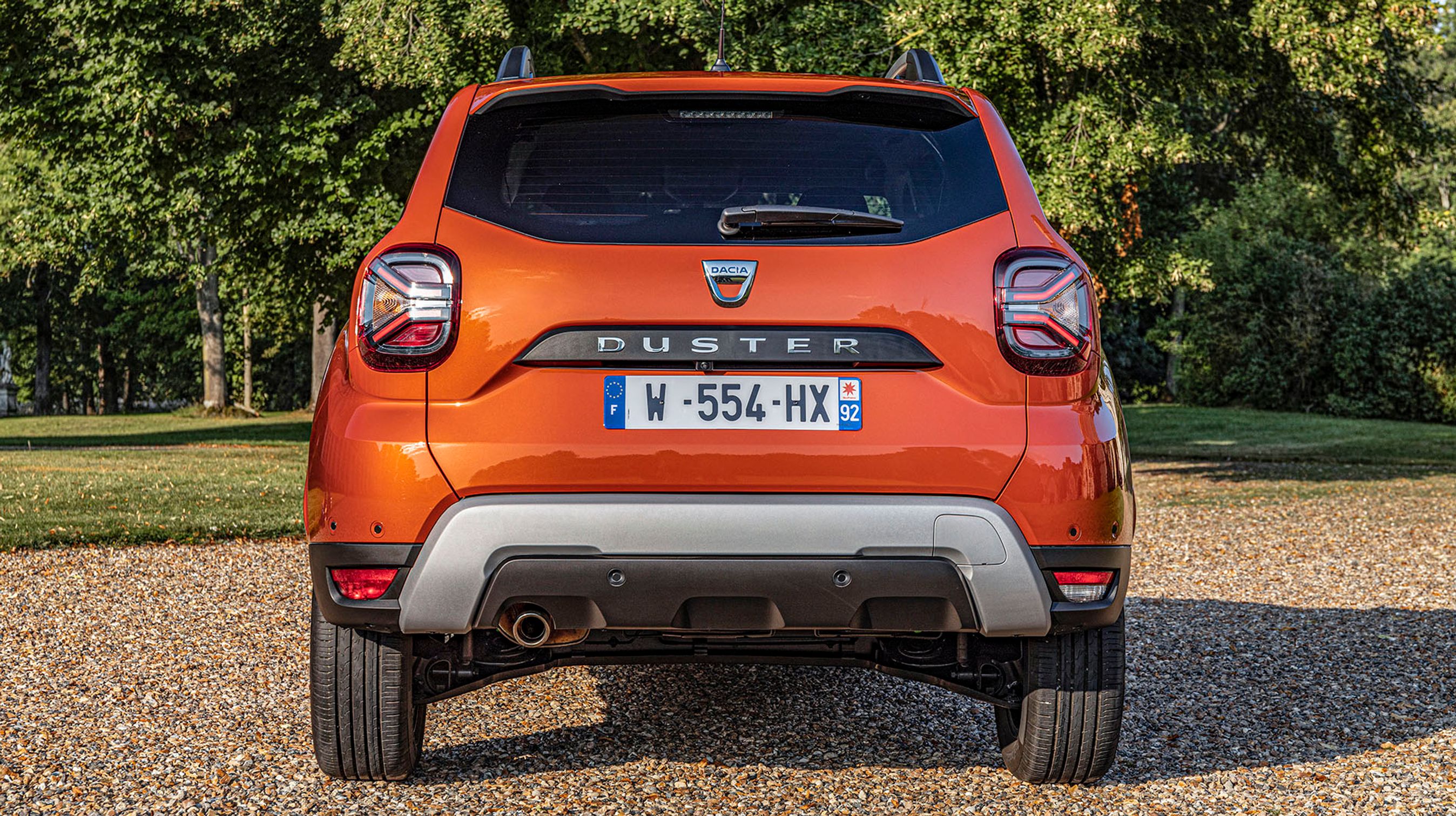 Bagtil er der i topudgaverne p-sensorer, sensorer til at advare om biler i den blinde vinkel samt et bak-kamera. Logoet for og bag er stadig det gamle Dacia-emblem – det nye kommer først på bilerne midt i 2022.