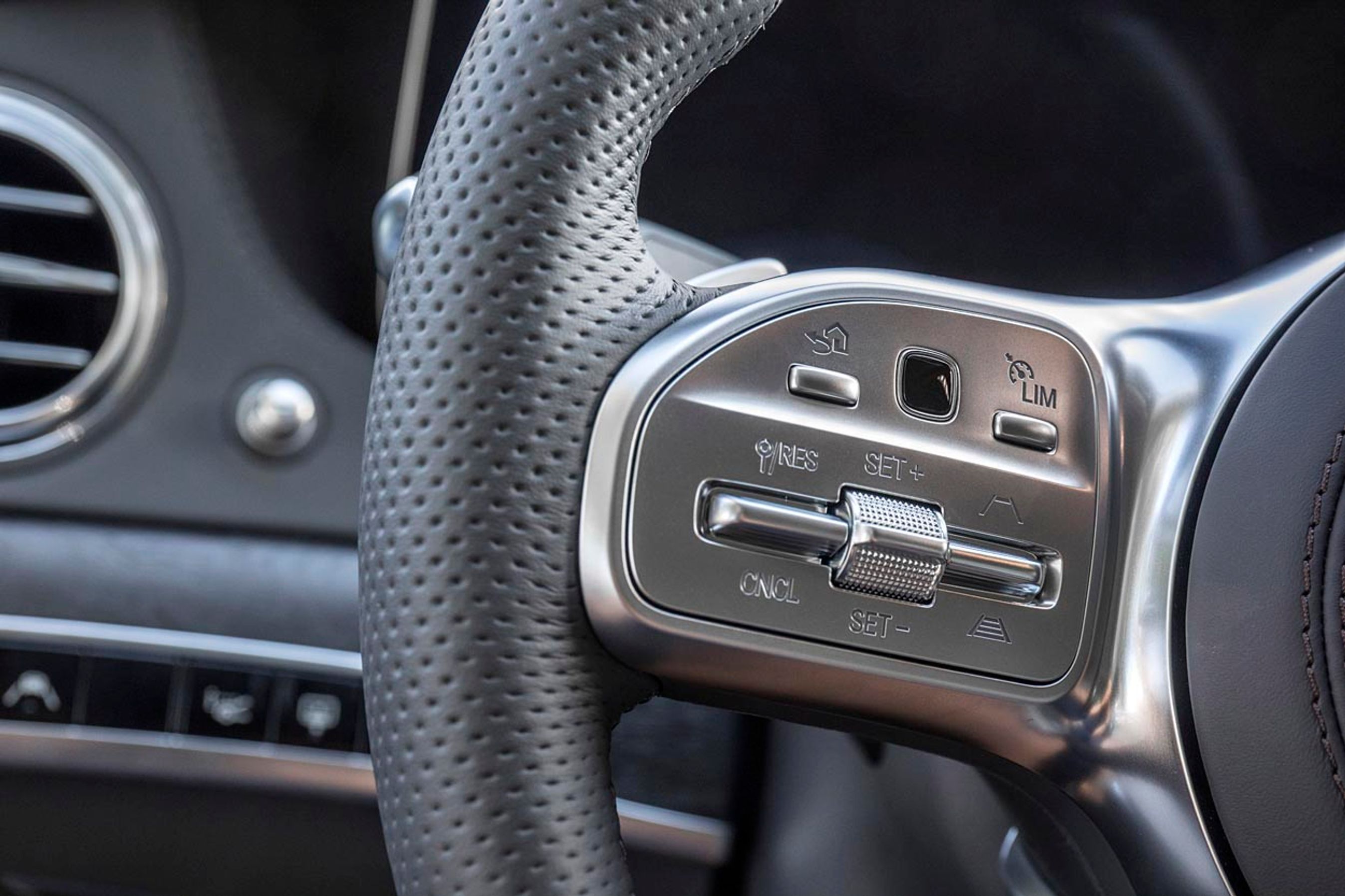 Som noget nyt er alle udgaver udstyret med en adaptiv fartpilot, der snakker sammen med navigationsanlægget, så farten automatisk sættes ned i sving. Nyt er, at den styres fra kontakter på rattet.