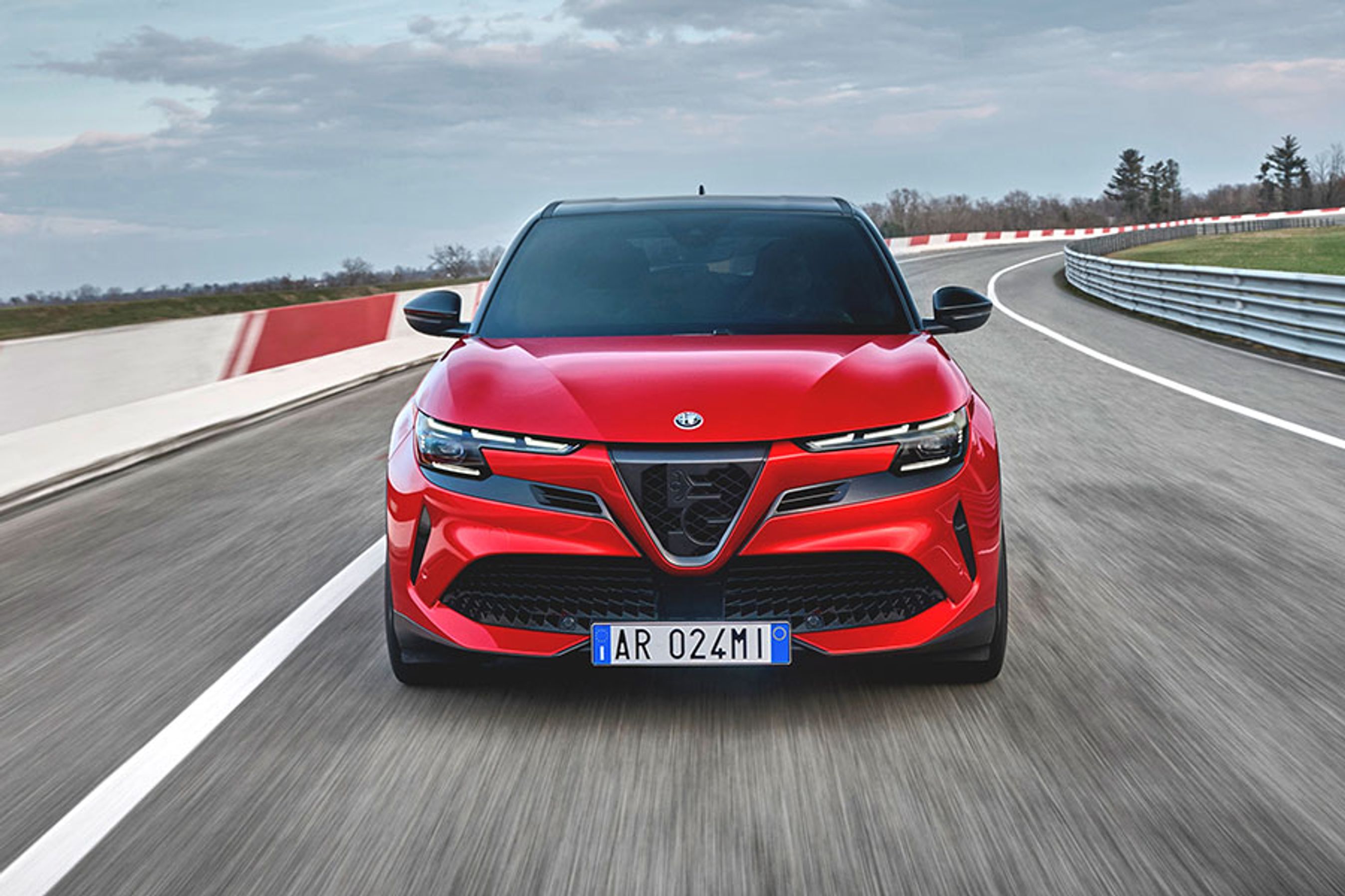 Fronten er symmetrisk designet med nummerpladen placeret i midten under den moderne udformede kølergrill. Sidstnævnte fås i to udgaver, og her er hybridudgaven forsynet med en mere traditionel gitter-grill, men de kan vælges efter eget ønske.