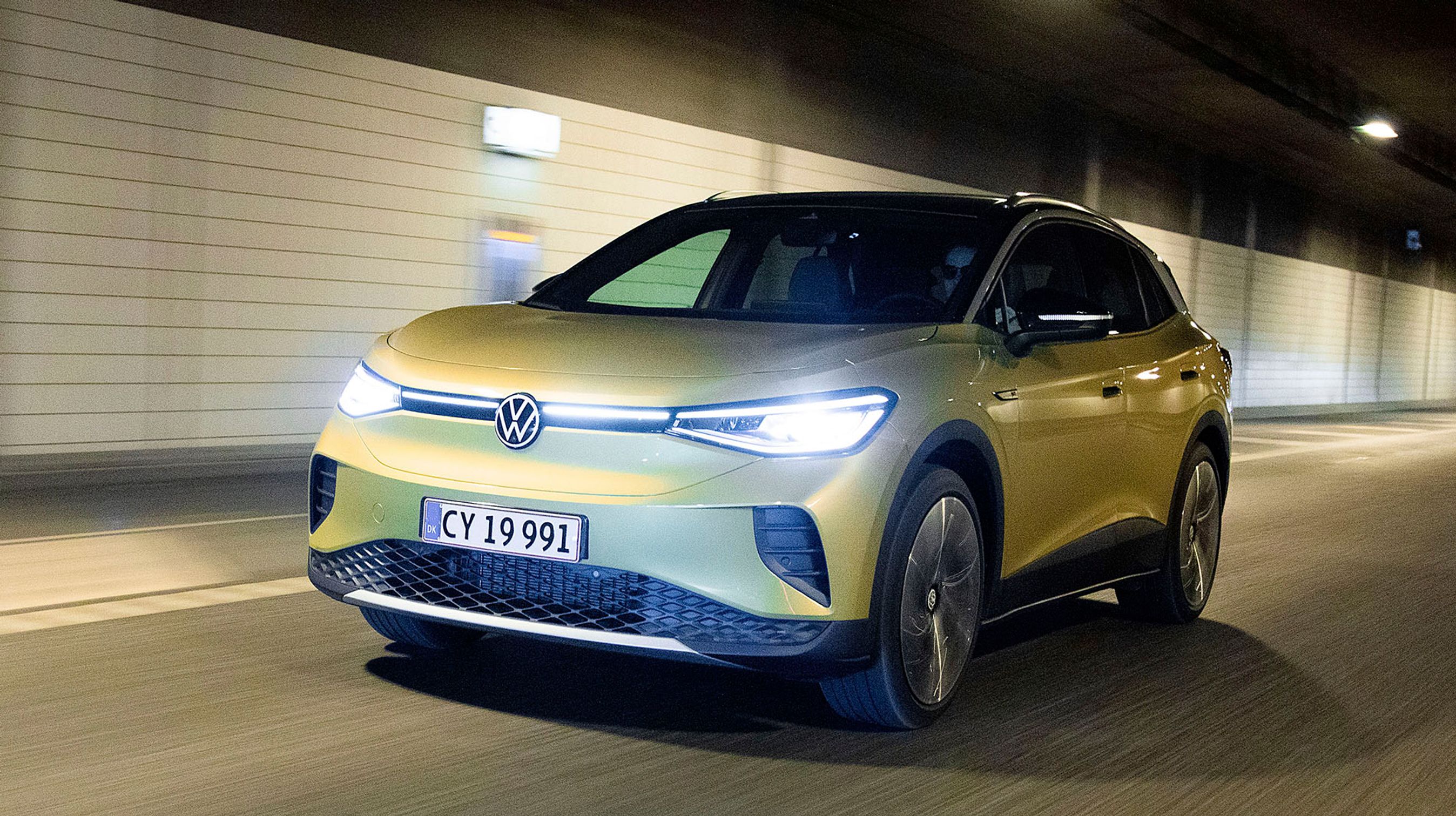 Ved kørsel i en tunnel tændes nærlyset automatisk, og så kommer der også lys i det vandrette lysbånd mellem forlygterne. Lygterne er af Matrix-typen i de dyreste udgaver, men er altid af LED-typen.