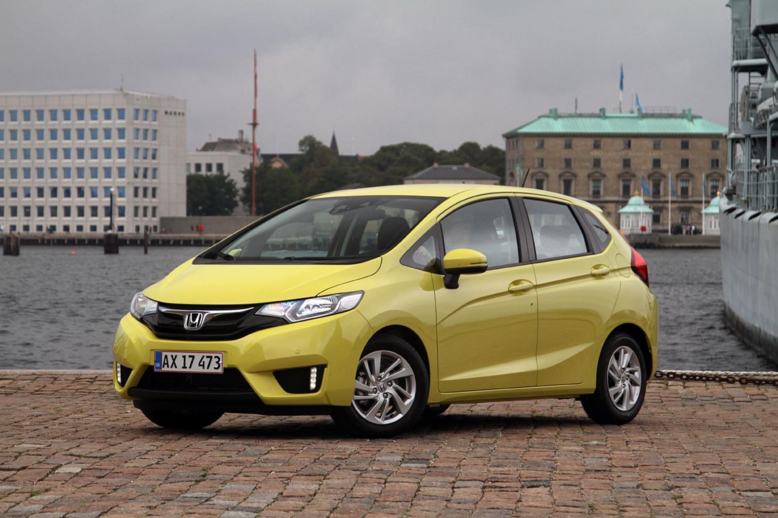 Honda Jazz i tredje generation er mere frisk og markant i designet end den forrige model, bl.a. med de markante indpresninger i dørene. Stilen er den samme med en forrude, der går ud i et med motorhjelmen.