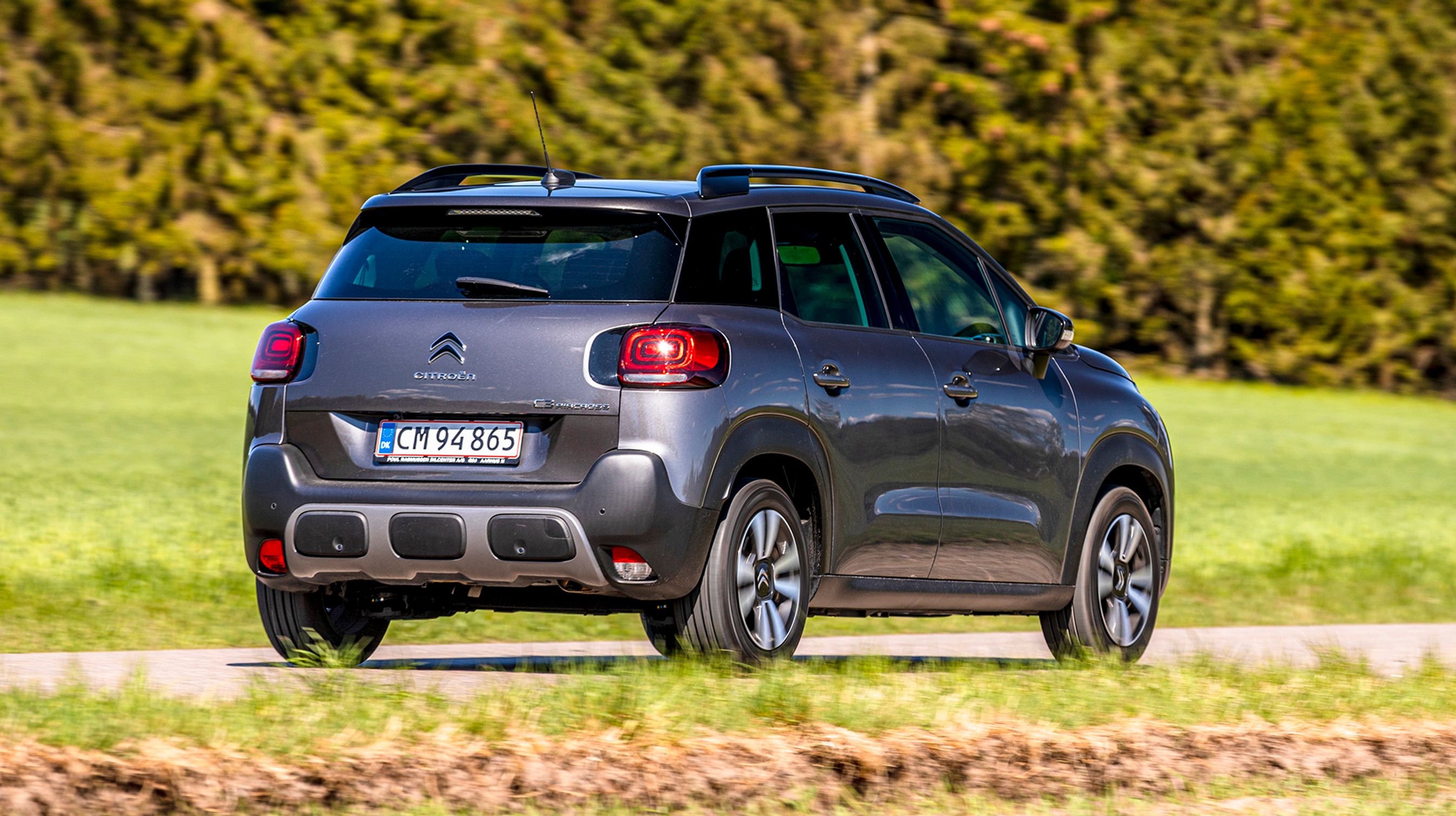 Bagfra ser den lille C3 Aircross næsten ud som en firehjulstrækker med det store sølvpanel under bagklappen.