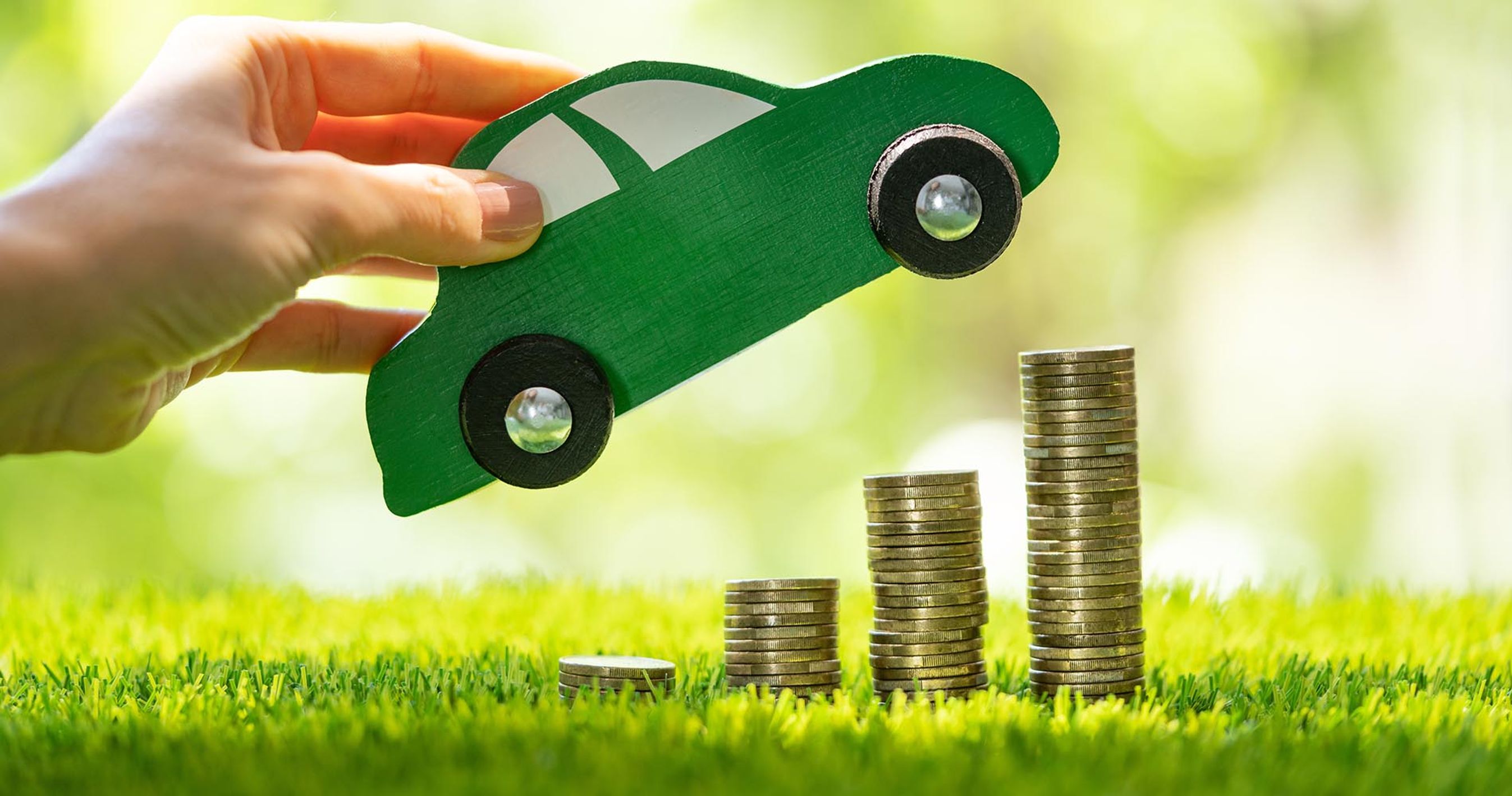 Grøn bil kører op af pengestabel