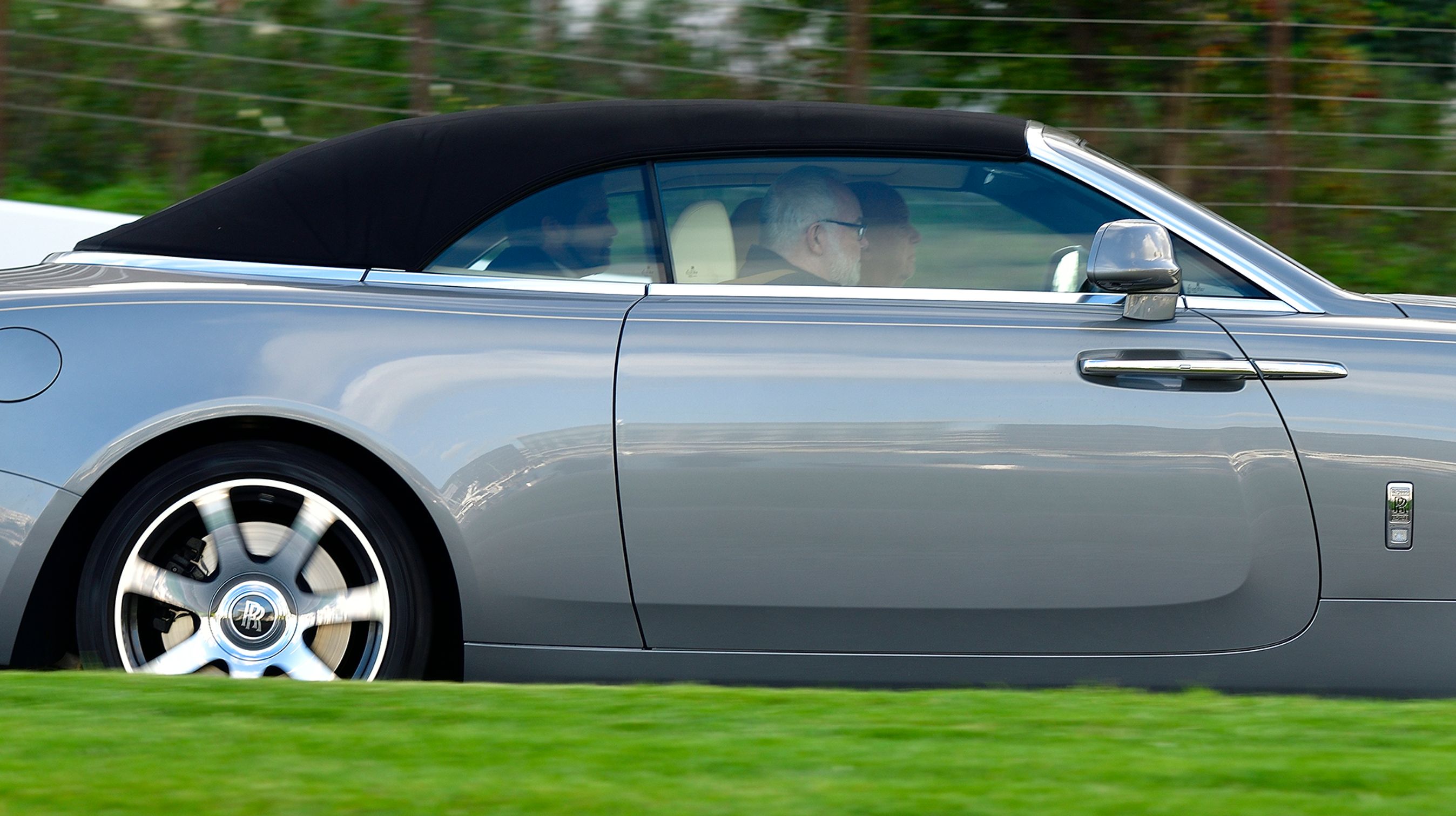 Taget er af stoftypen, og den fuldautomatiske kaleche kan betjenes ved hastigheder op til 40 km/t. Bemærk dørhåndtaget, der er monteret forrest. Dørene åbner bagud, hvilket gør ind- og udstigning lettere.