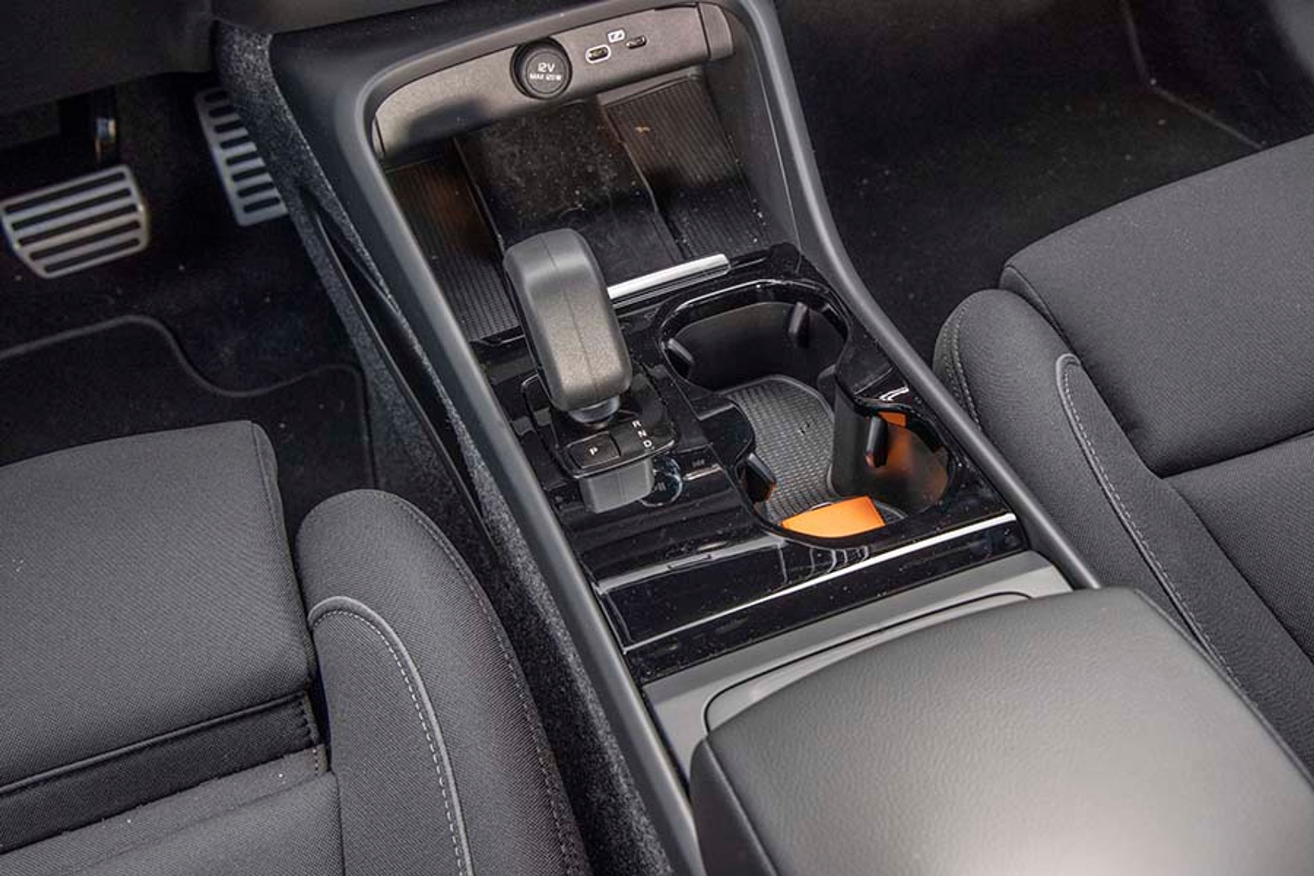 Gearvælgeren er enkel at betjene, og man skal blot vippe den frem eller tilbage for at styre kørselsretningen. Den går selv i P, når døren åbnes, og der er ikke nogen startknap. Når man sidder i sædet, er bilen klar til at køre.