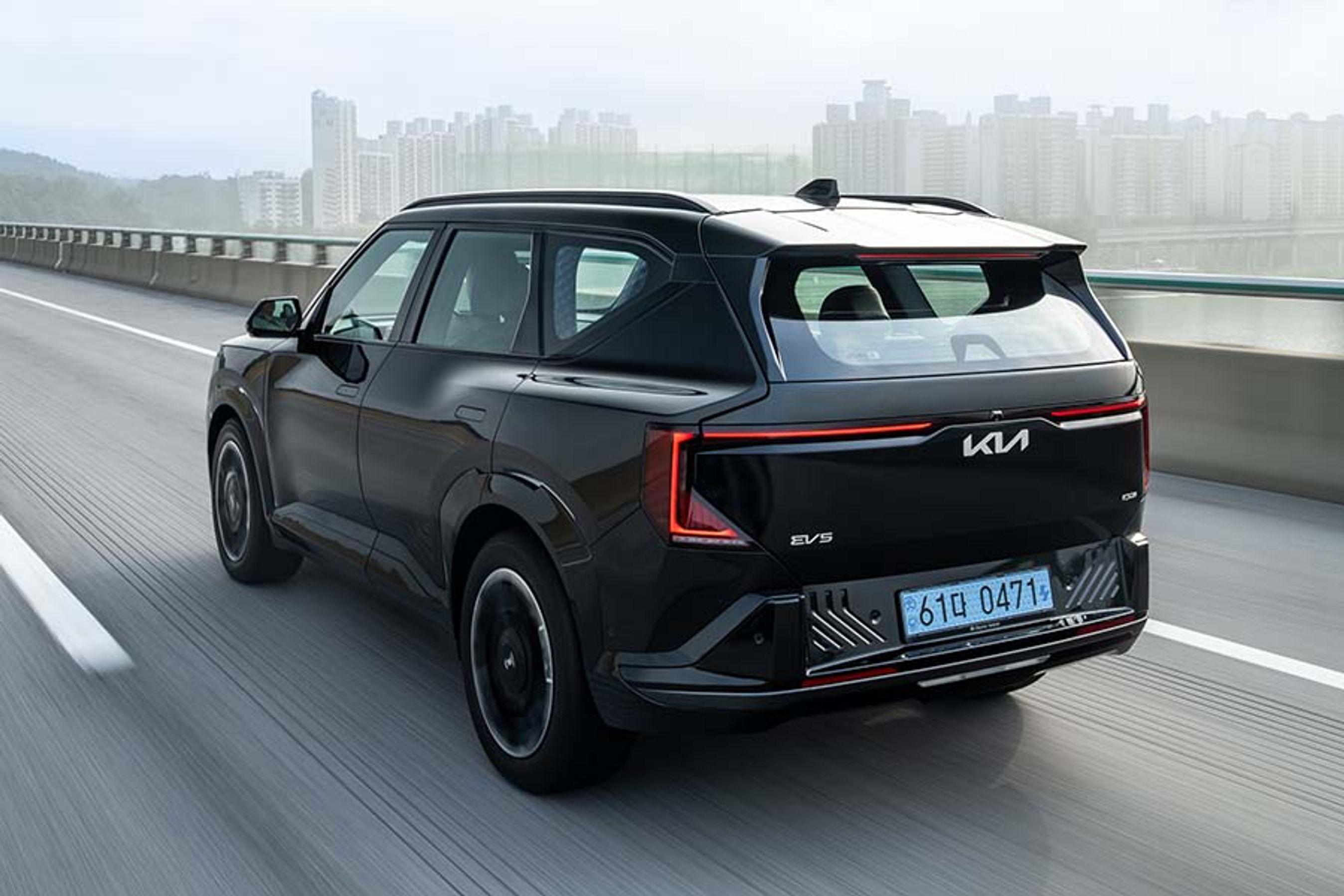 Baglygterne er blevet omfattende i sine former, der omkranser det store Kia-logo i midten. Under den store spoiler over bagruden gemmer der sig en bagrudevisker.