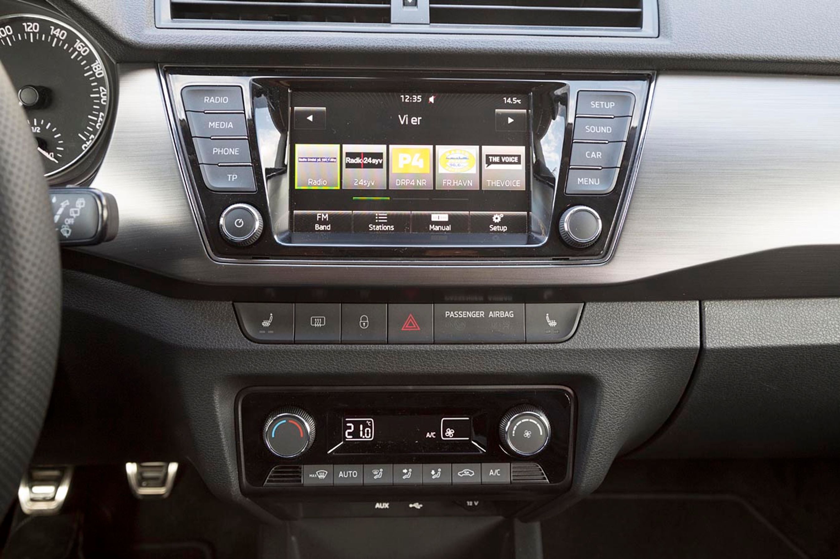 Dette er topudgaven af multimedie anlægget i Fabia. Der er tale om en 6,5-tommer stor farveskærm, der let kan kobles til mobiltelefonen, så telefonens apps kan styres fra skærmen.