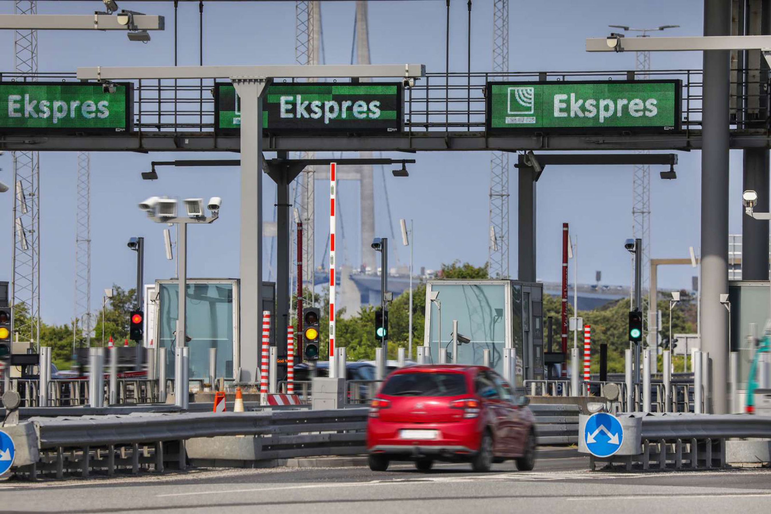 Rød bil ved betalingsanlæg ved Storebæltsbroen