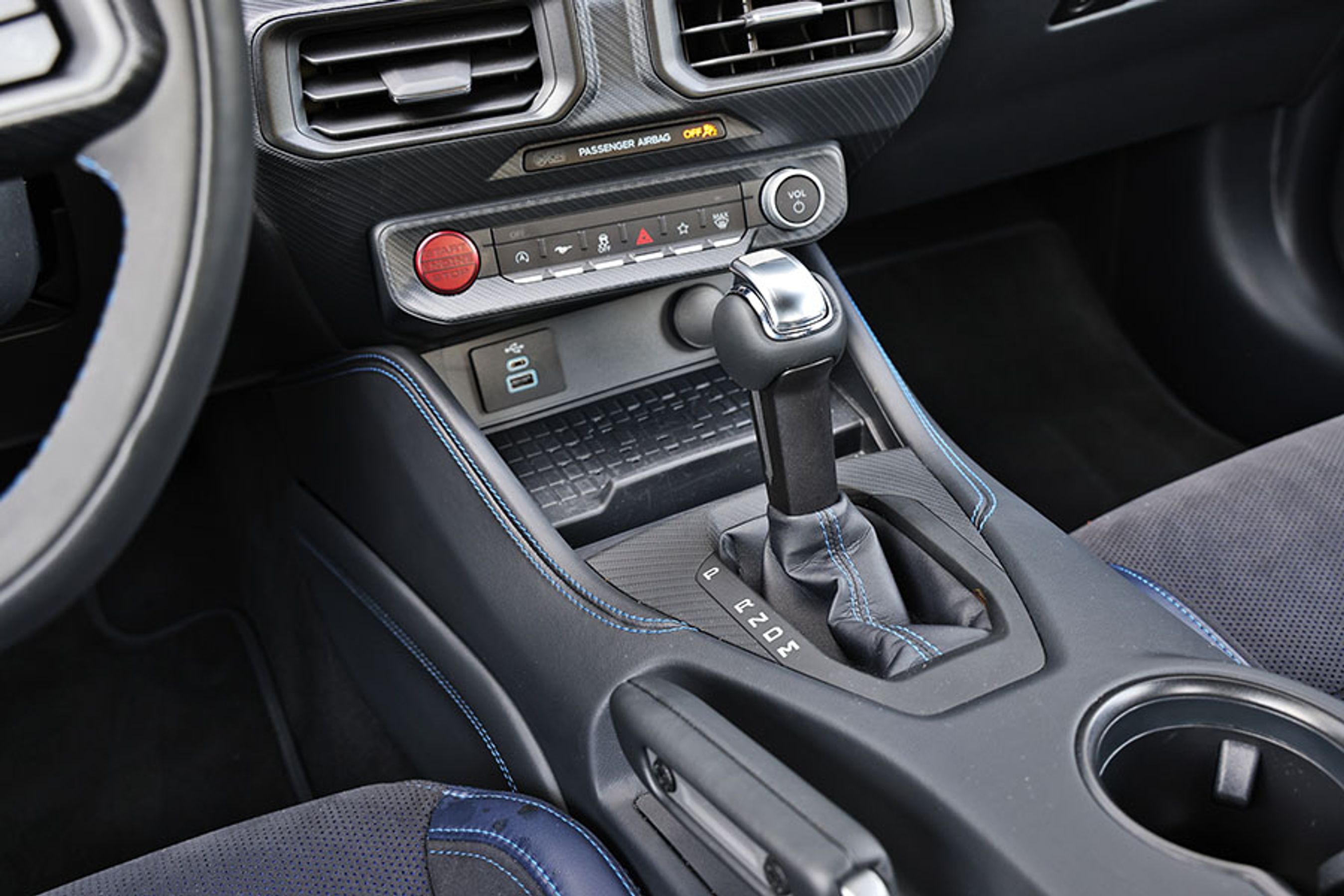 Automatgearet med 10 trin virker malplaceret. Nuvel, nærmest alle amerikanerbiler har automatgear, men med så mange gear at vælge imellem bliver bilen forvirret og skifter i et væk. Det passer dårligt til motorens karakteristik. Gå i stedet efter den sekstrins manuelle gearkasse, og få større glæde af bilens V8-motor.  