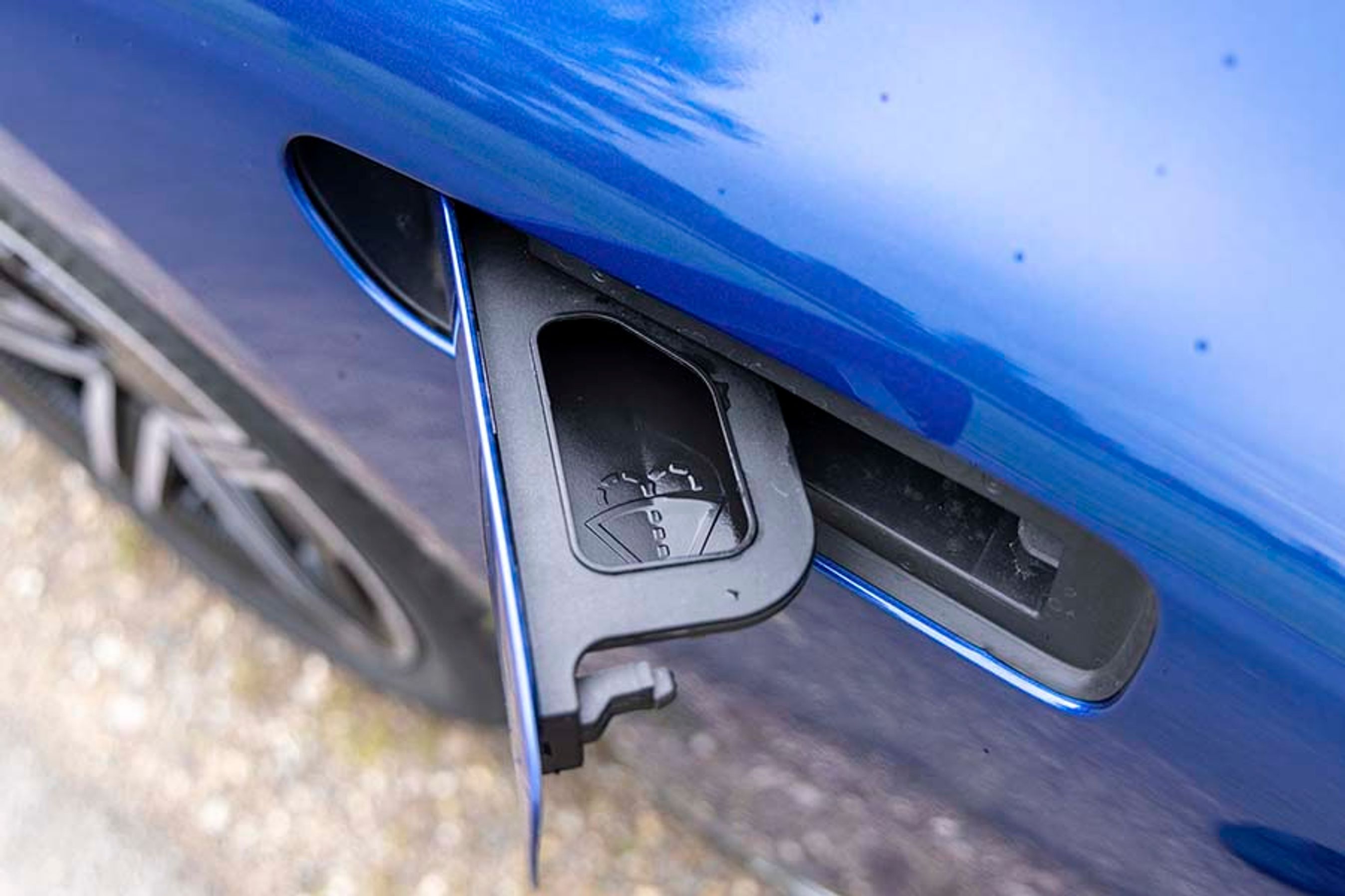 En lille klap foran førerdøren kan åbnes, så man kan fylde sprinklervæske på bilen, uden at man skal åbne motorhjelmen. Det er et stort plus i hverdagen og let at betjene.