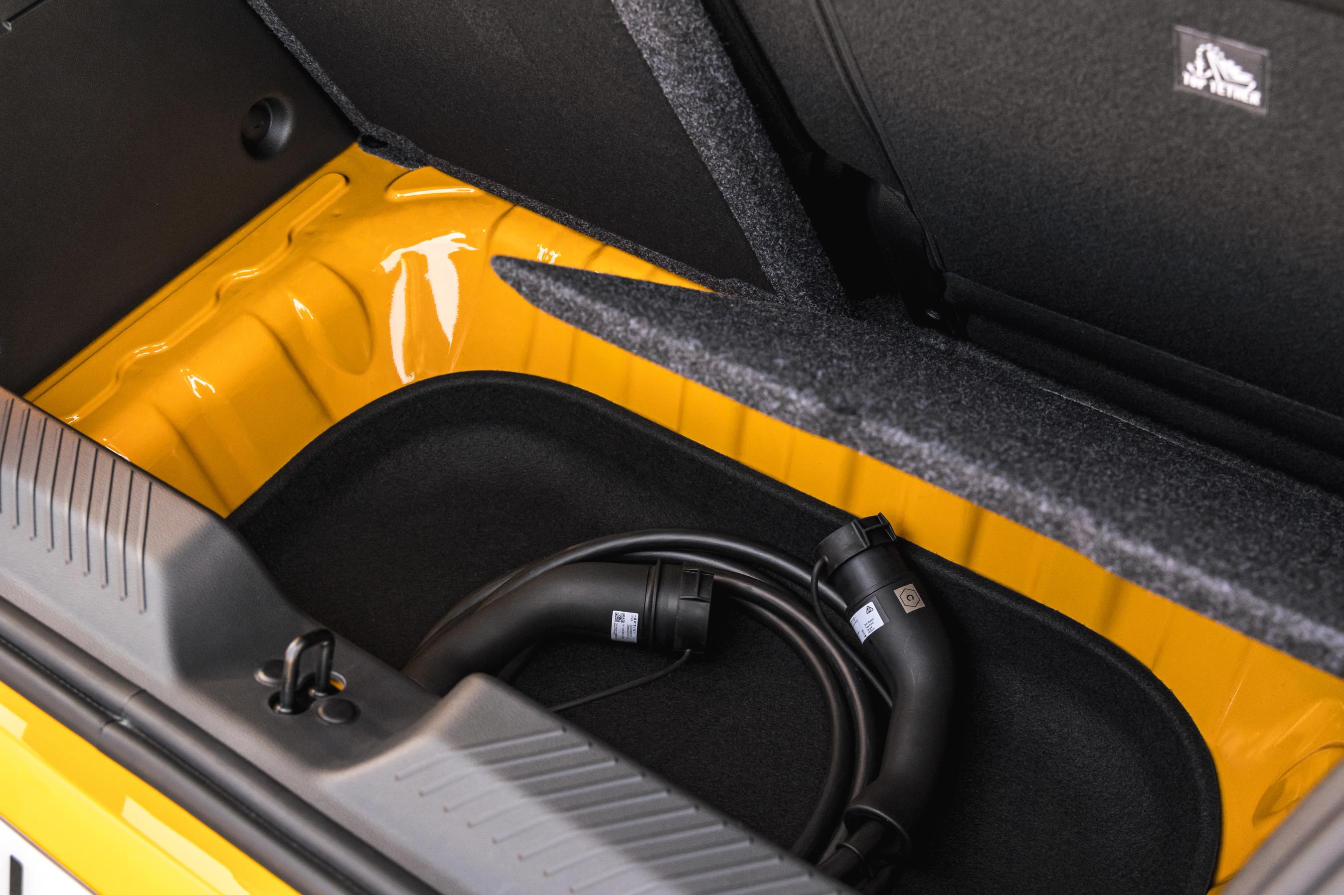 Ekstra rum til ladekabel i en Renault Twingo